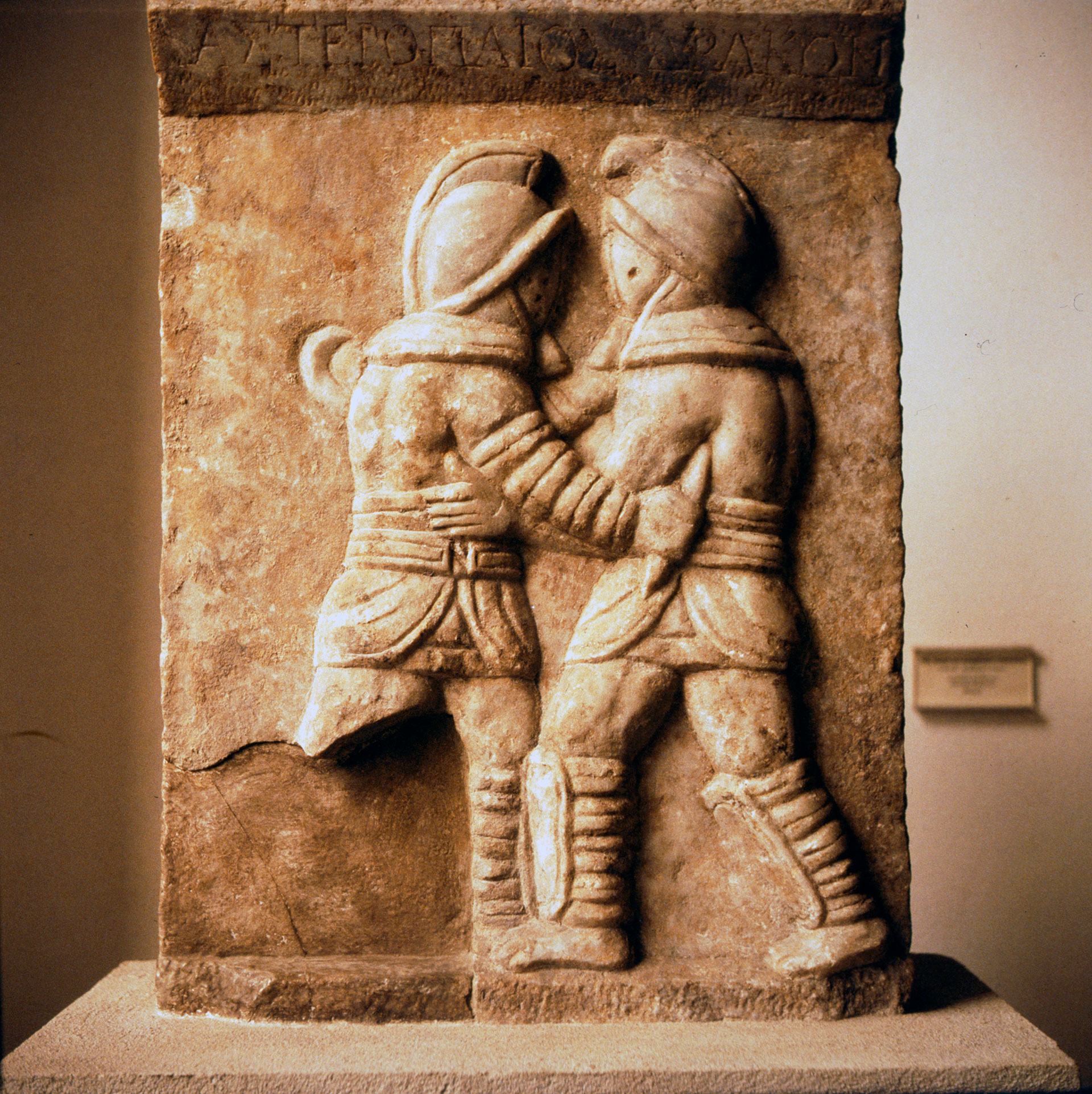Combate entre dos gladiadores, relieve romano de Éfeso, siglo III. Mármol, en el Museo de Pérgamo, Berlín. Artista desconocido (Photo by CM Dixon/Heritage Images/Getty Images)