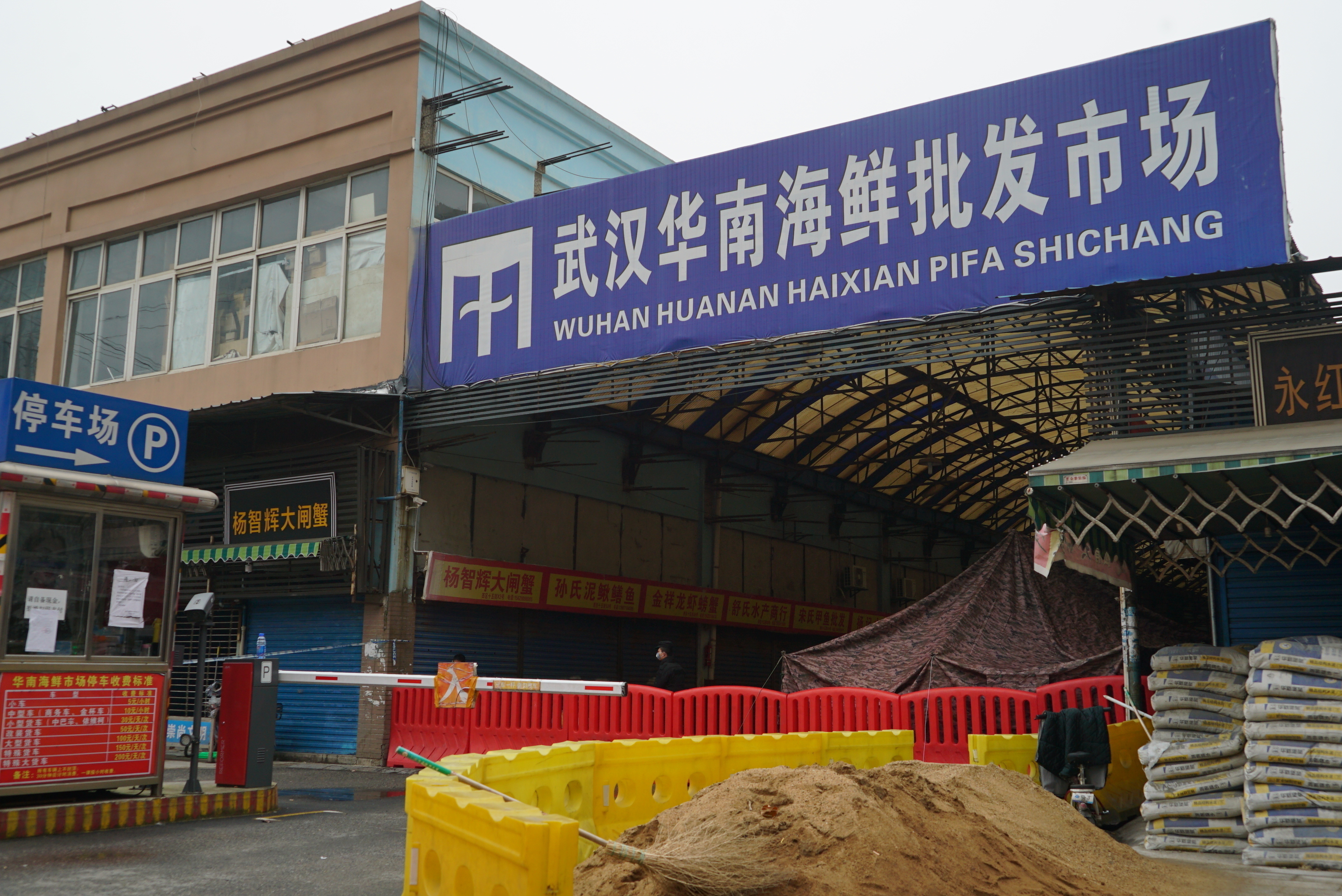 El mercado de mariscos Huanan en Wuhan es desde 2020 el lugar señalado como de dónde surgió el SARS-CoV-2 (AP)