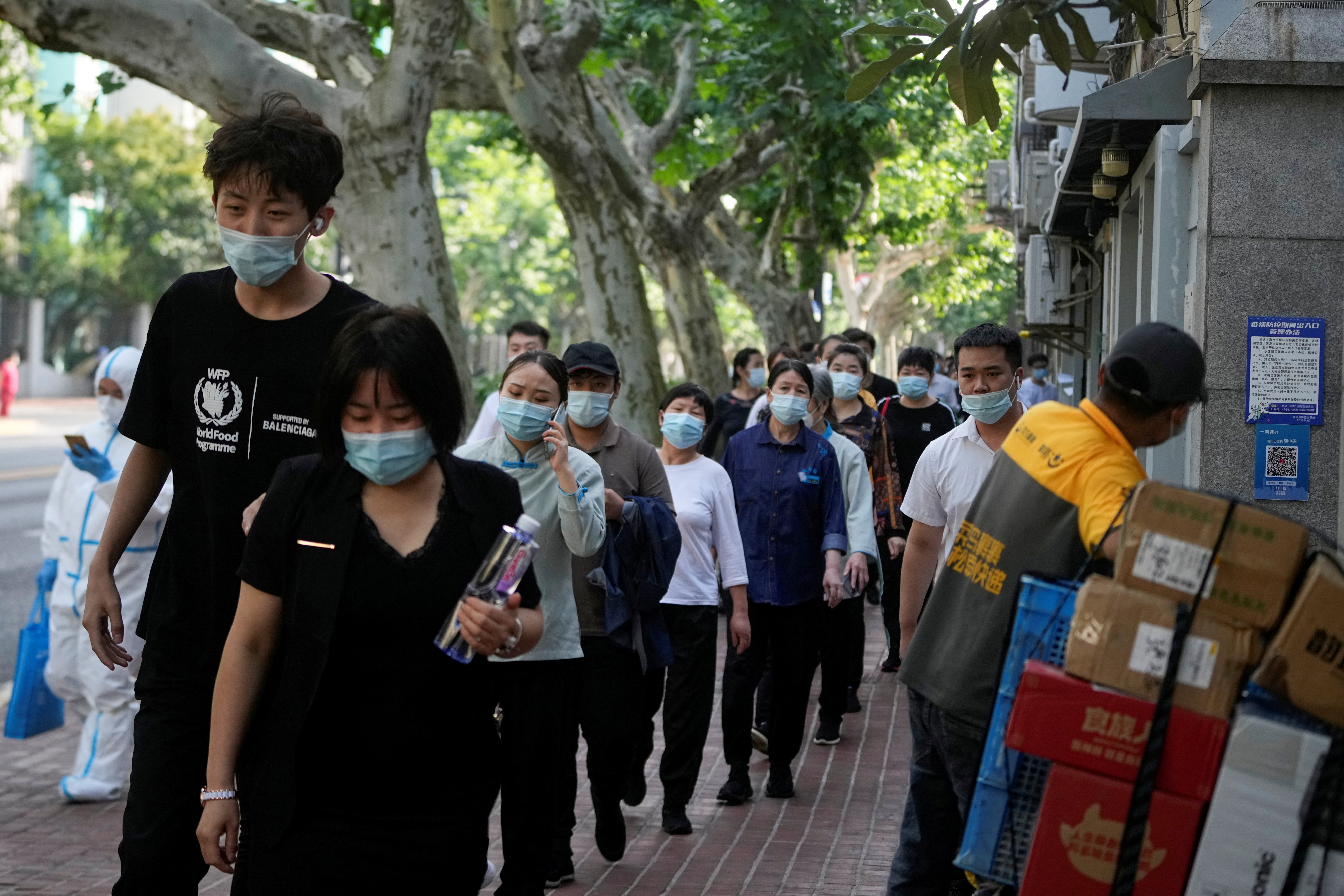 Personas hacen fila para realizarse test en Shanghái (REUTERS/Aly Song)