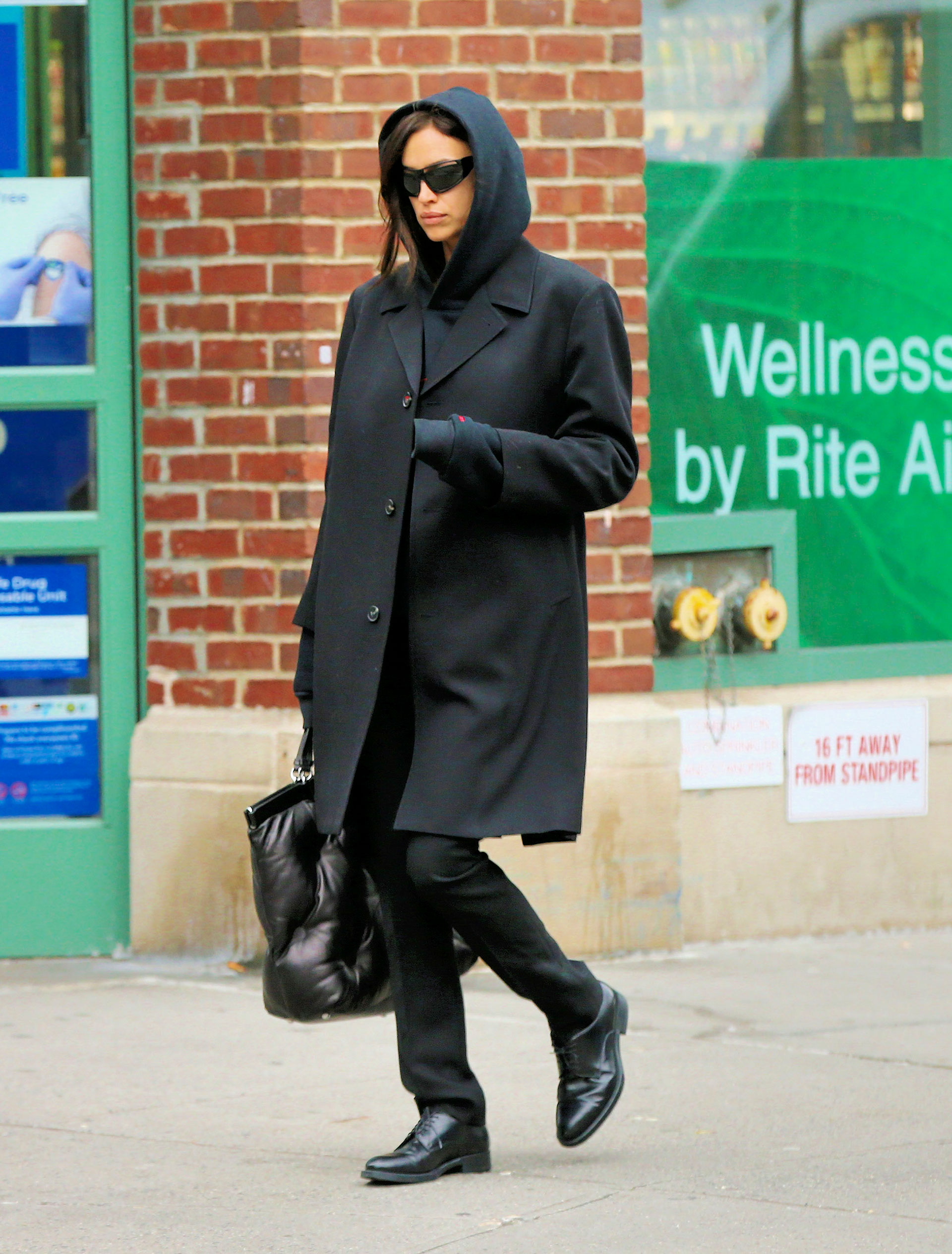 Irina Shayk intentó pasar desapercibida durante un paseo por las calles de Nueva York. La modelo rusa lució un tapado oversize, un buzo con la capucha puesta y lentes de sol