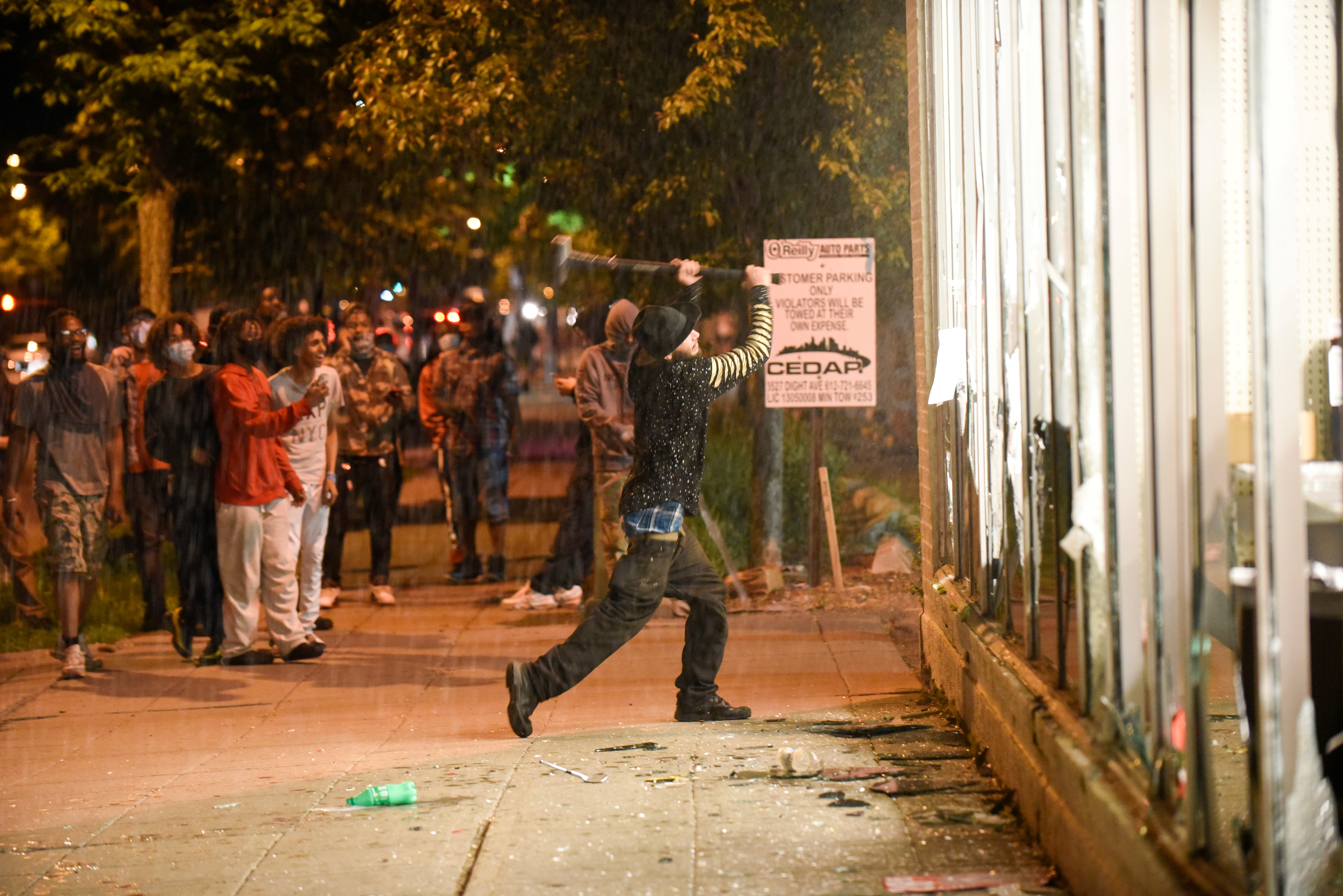 Un manifestante saquea una tienda O'Reilly's cerca de la comisaría (REUTERS/Nicholas Pfosi)