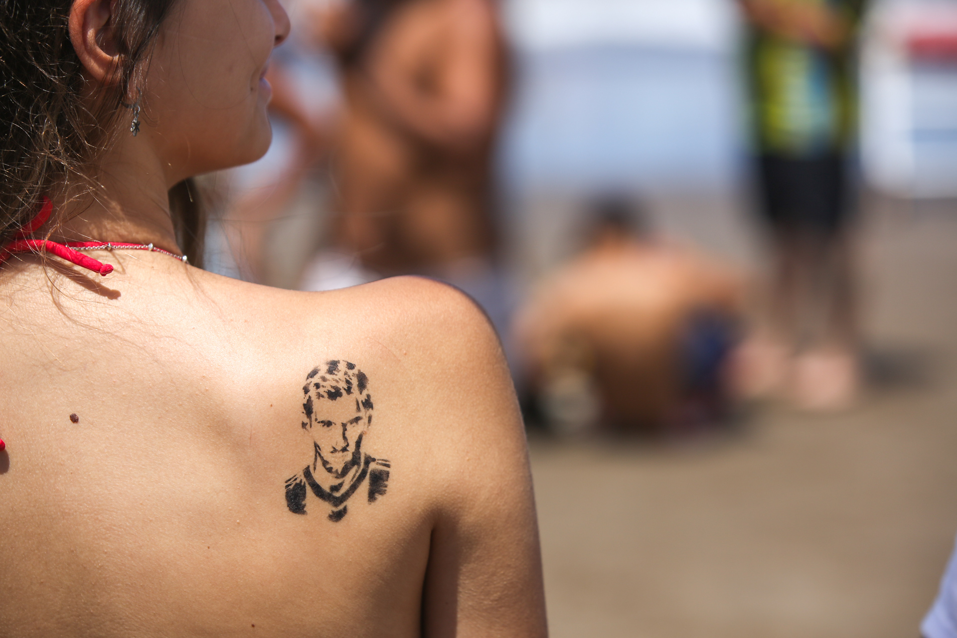 El stencil del futbolista en la piel de Malena, de 17 años, oriunda de la Ciudad de Buenos Aires y fanática del rosarino
