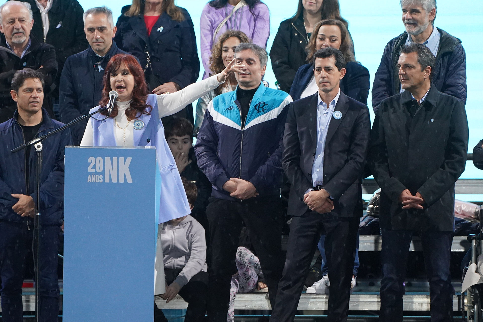 Cristina habla en el acto del 25 de mayo: a su lado están Máximo Kirchner, "Wado" de Pedro, Sergio Massa y Axel Kicillof