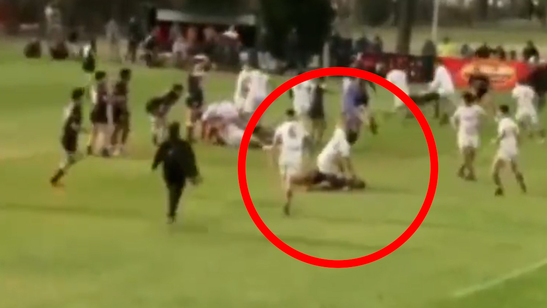 Un jugador de rugby le salva la vida a otro en pleno partido captura