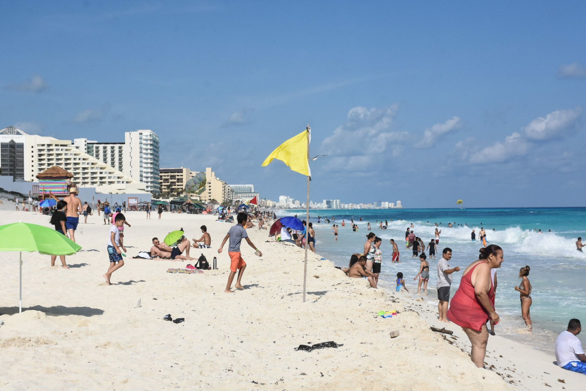 CANCÚN, QUINTANA ROO, 23DICIEMBRE2020.- Cientos de turistas nacionales y extranjeros arriban a las playas del caribe mexicano durante la temporada navideña a pesar de la pandemia por Covid-19. La entidad se mantiene en semáforo amarillo por Covid-19. A pesar que el límite establecido de ocupación hotelera por el color del semáforo es del 60% por ciento, el gobierno del estado ha otorgado permisos especiales para que los establecimientos lleguen hasta el 80%. durante el periodo del 21 al 27 de diciembre a aquellas empresas certificadas con las medidas sanitarias correspondientes. FOTO: ELIZABETH RUIZ/CUARTOSCURO.COM