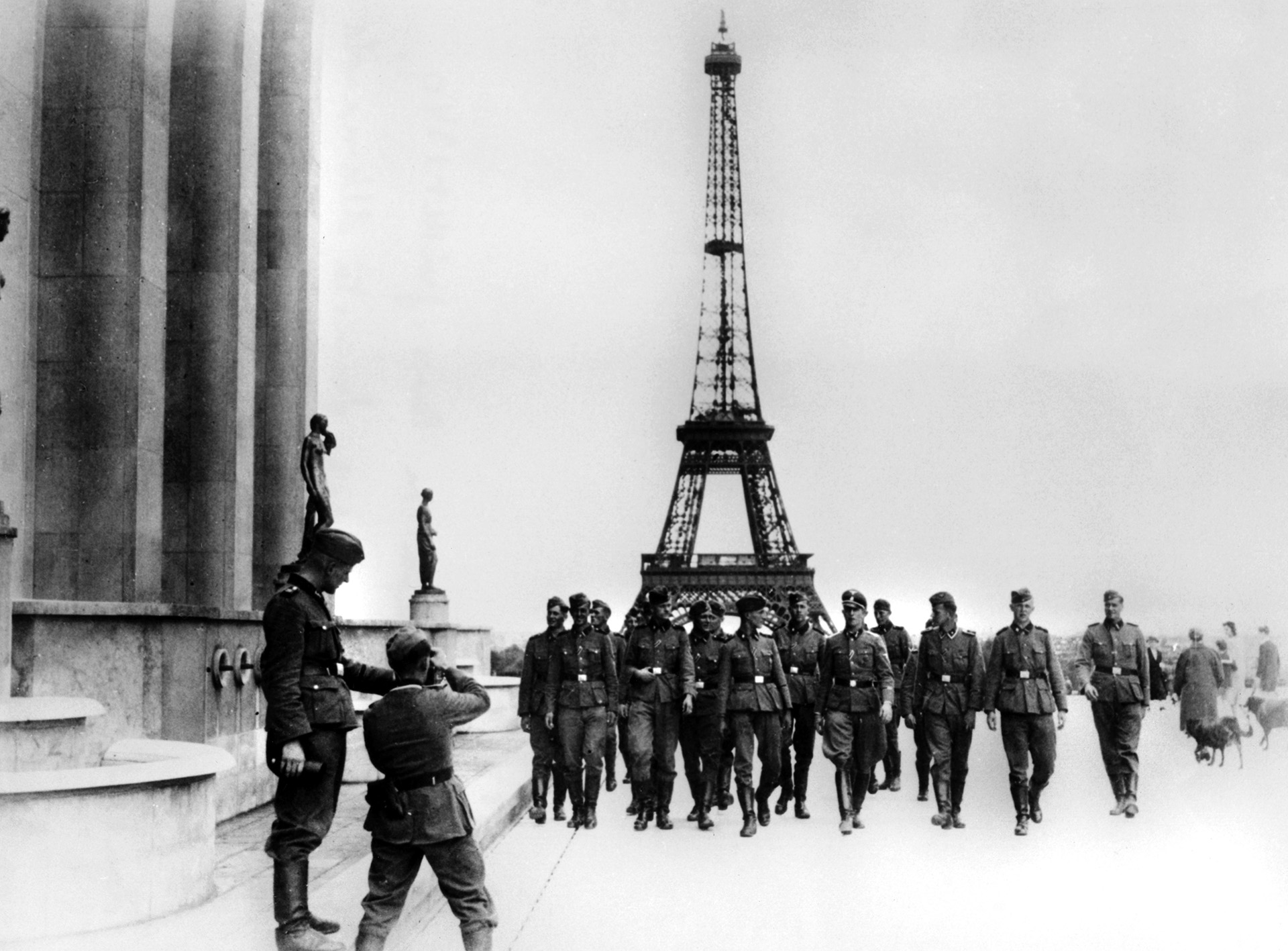 Las SS en plena ocupación de París. (Photo by Art Media/Print Collector/Getty Images)