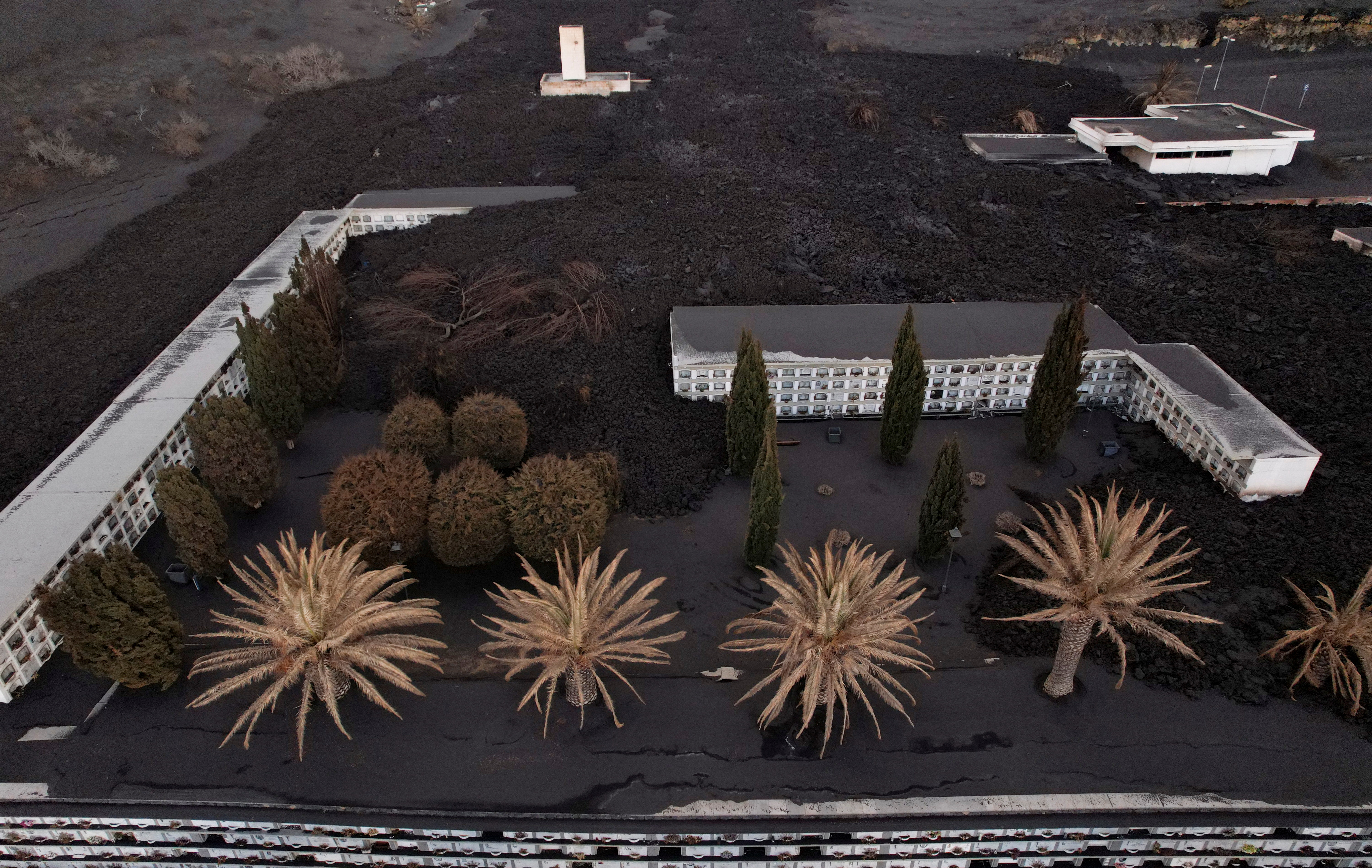 Vista aérea del cementerio de Las Manchas cubierto por lava del volcán (Foto: Reuters)