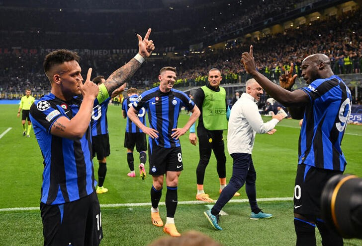 El delantero del Inter de Milan Lautaro Martinez celebra con Romelu Lukaku y Robin Gosens tras marcar ante el AC MIlan (REUTERS/Alberto Lingria)