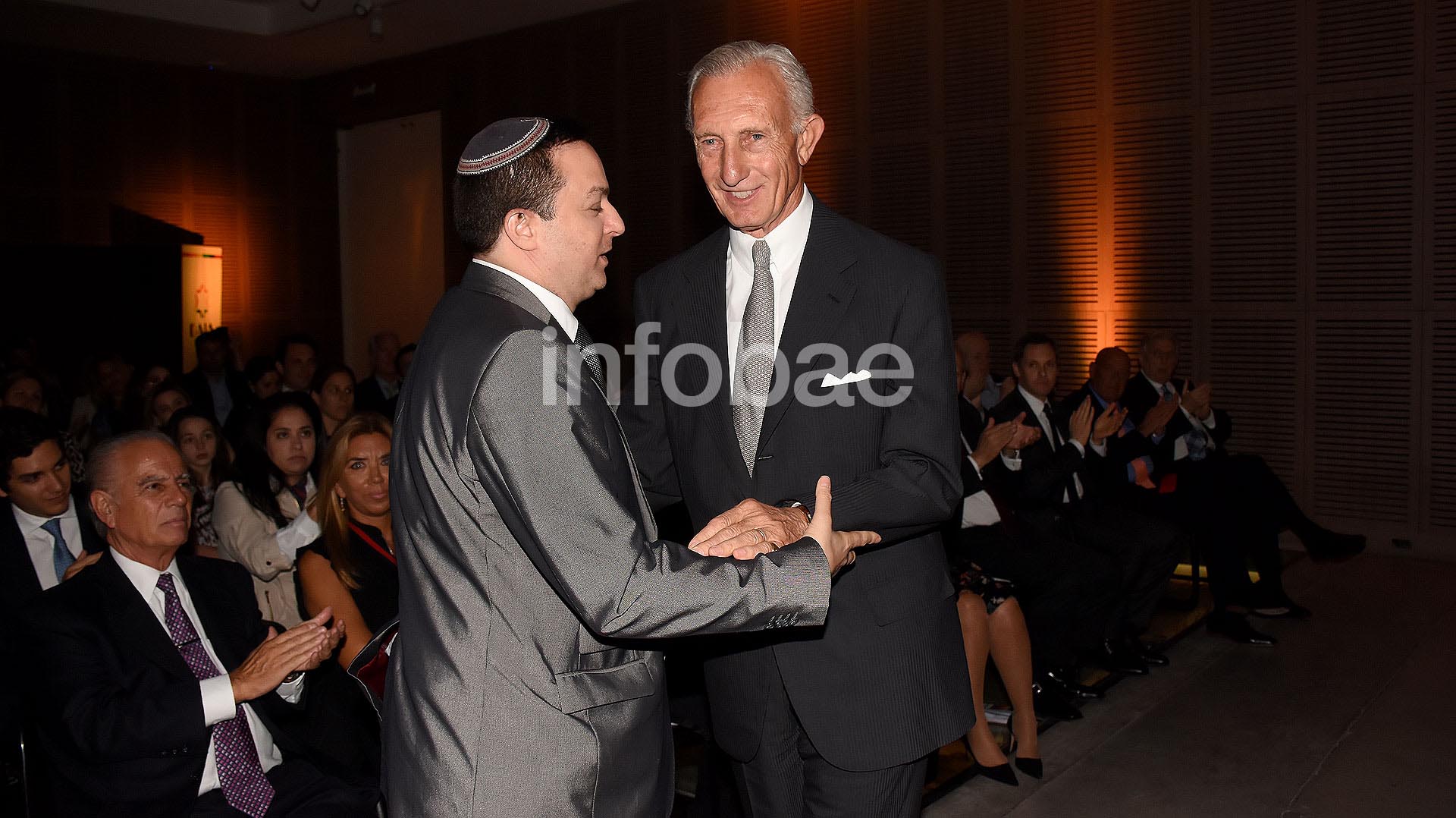 Jorge Neuss junto a Ariel Cohen Sabban, cuando fue distinguido como empresario por la DAIA, en 2017