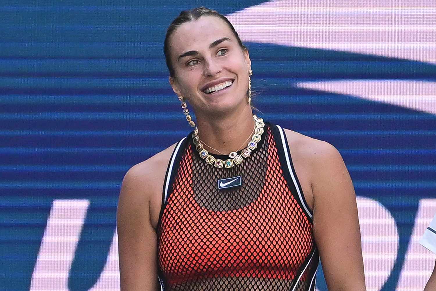 El vestido y las joyas de USD 400.000 de Aryna Sabalenka en el US Open que desataron la pol&eacute;mica: "Amo ser audaz"