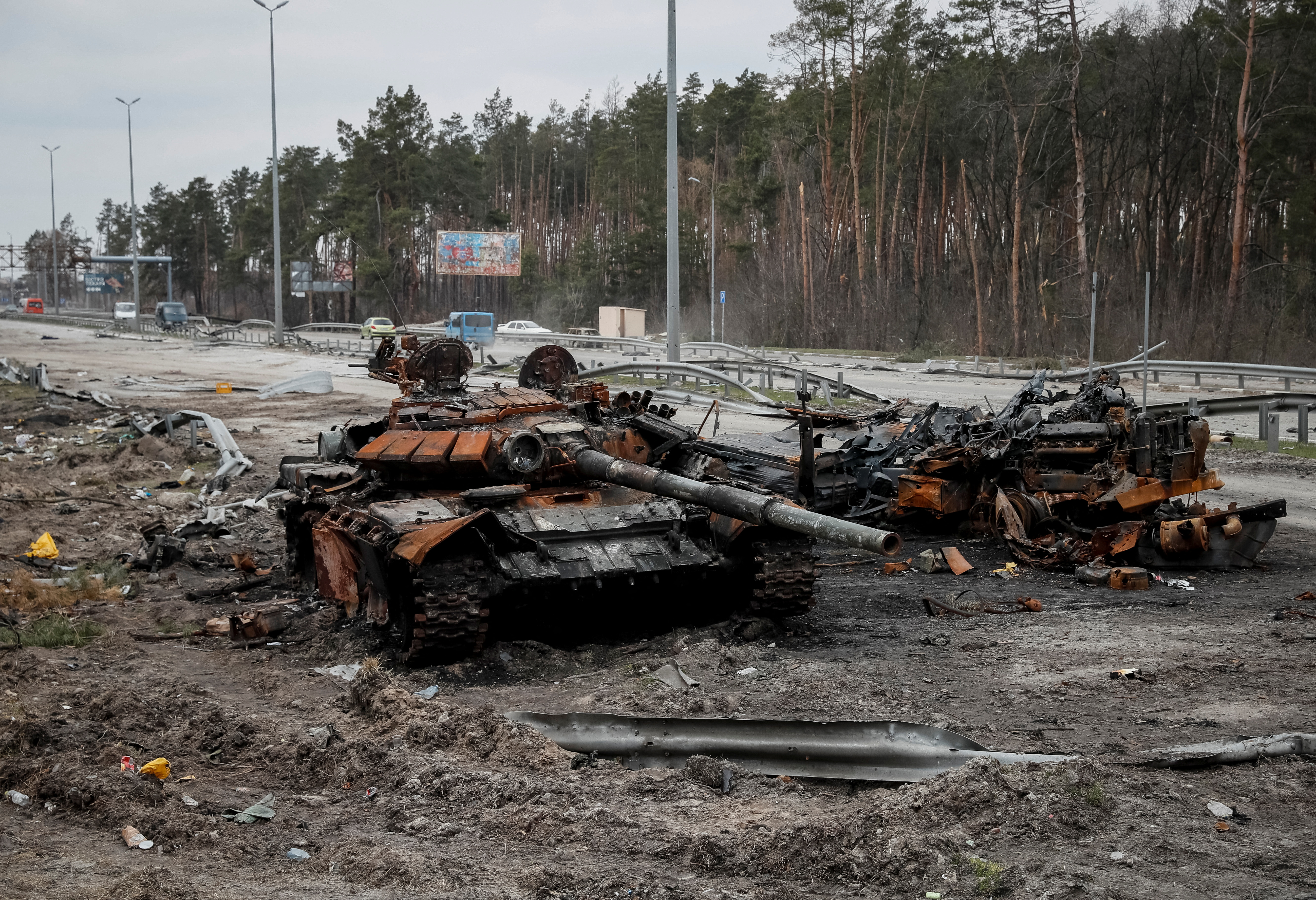 Un tanque ruso destruido en la región de Kiev (REUTERS/Gleb Garanic)