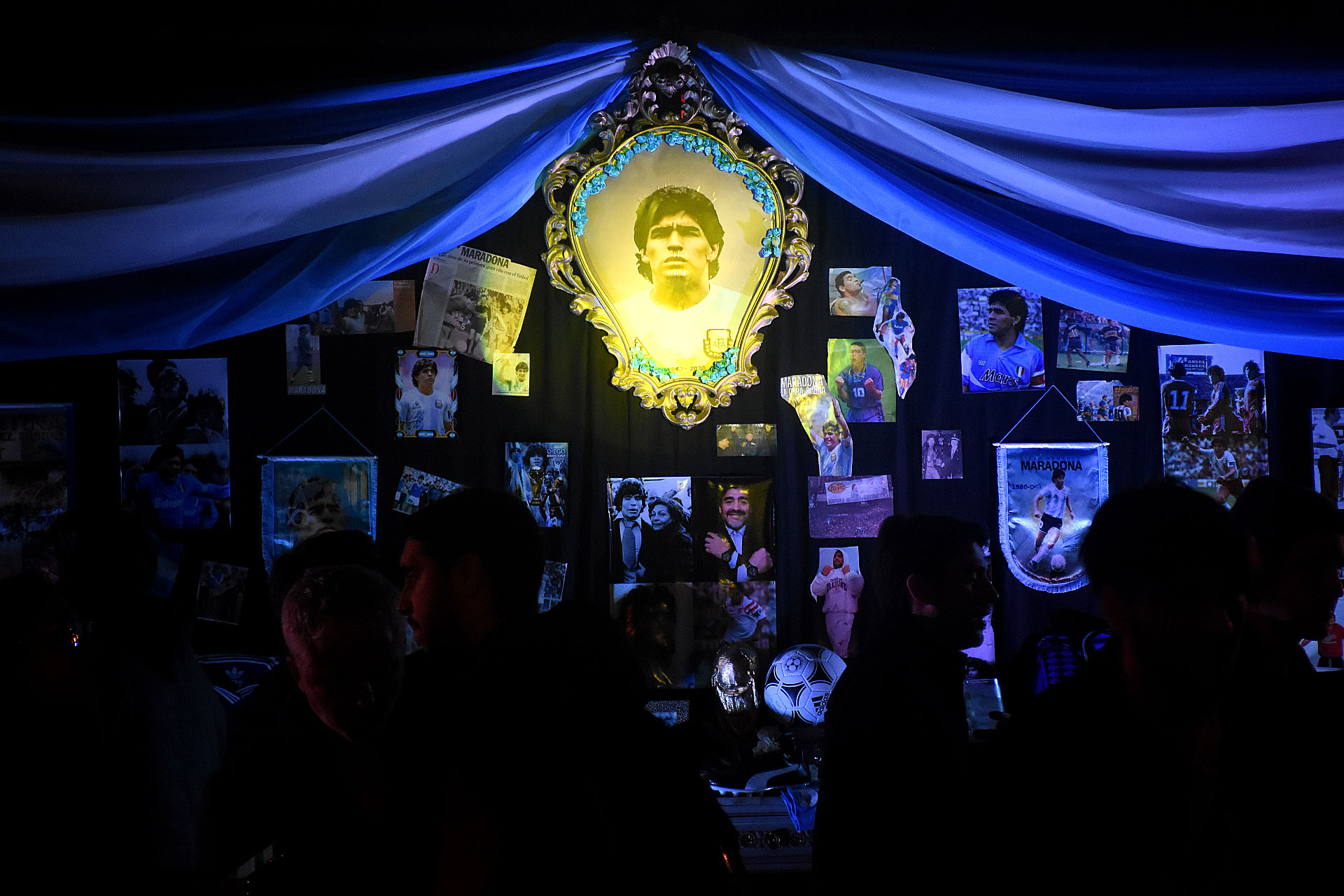 Dentro del restaurante, hay un altar con objetos personales de Diego Maradona, entre los que se incluyen sus camisetas, pelotas, botines, fotografías y portadas de las revistas de la época 