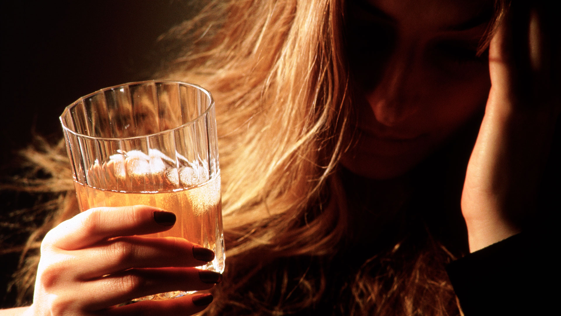 Las personas jóvenes, de entre 15 y 39 años, tienen mayores riesgos para su salud si beben alcohol que los mayores de 40 que no presenten condiciones de salud subyacentes, quienes podrían tener algunos beneficios en un consumo moderado (Getty Images)
