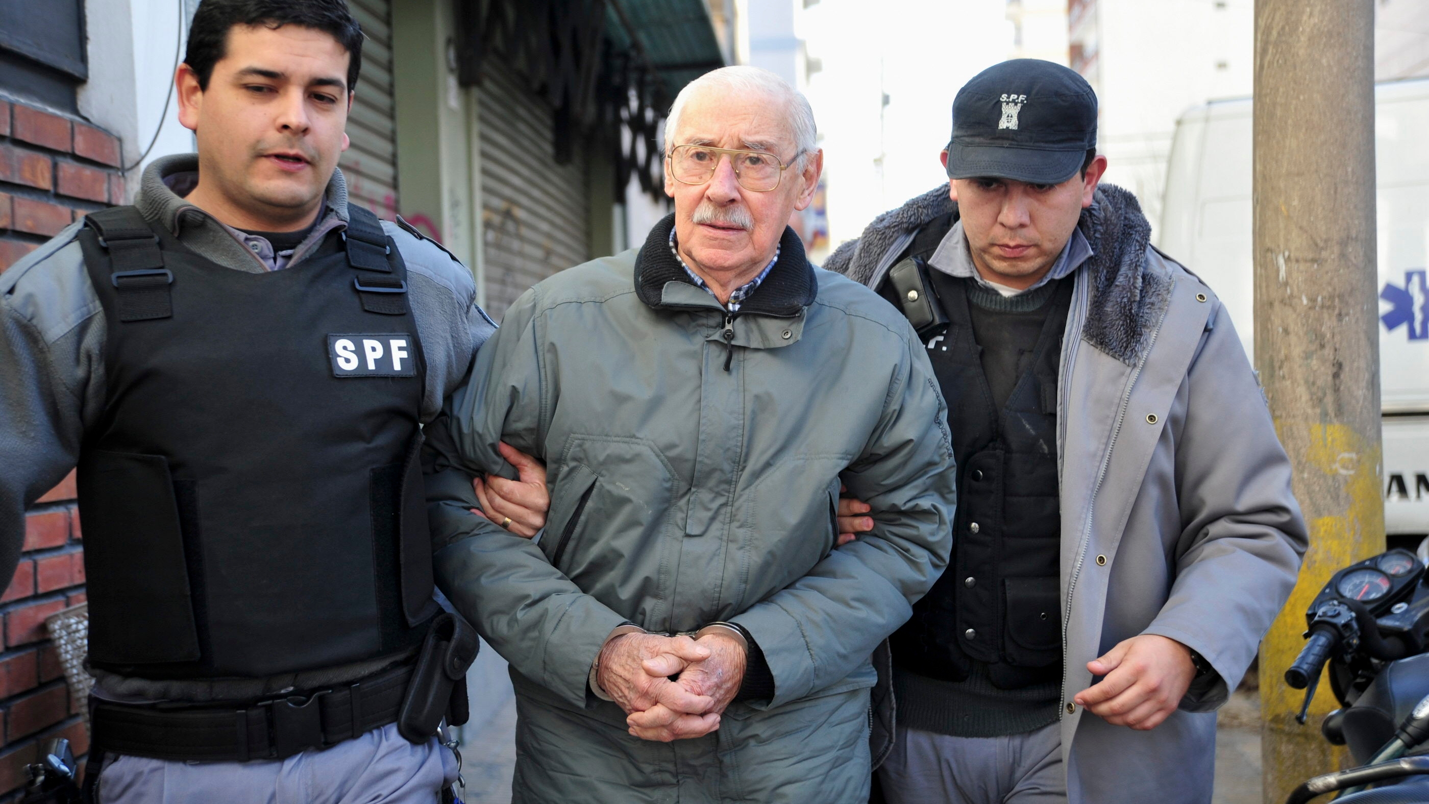 Su imagen de genocida muerto sobre un inodoro carcelario -que parece sacada de una película con alegorías obvias- fue la que encontraron los guardiacárceles durante la fría madrugada del 17 de mayo de 2013 (EFE)
