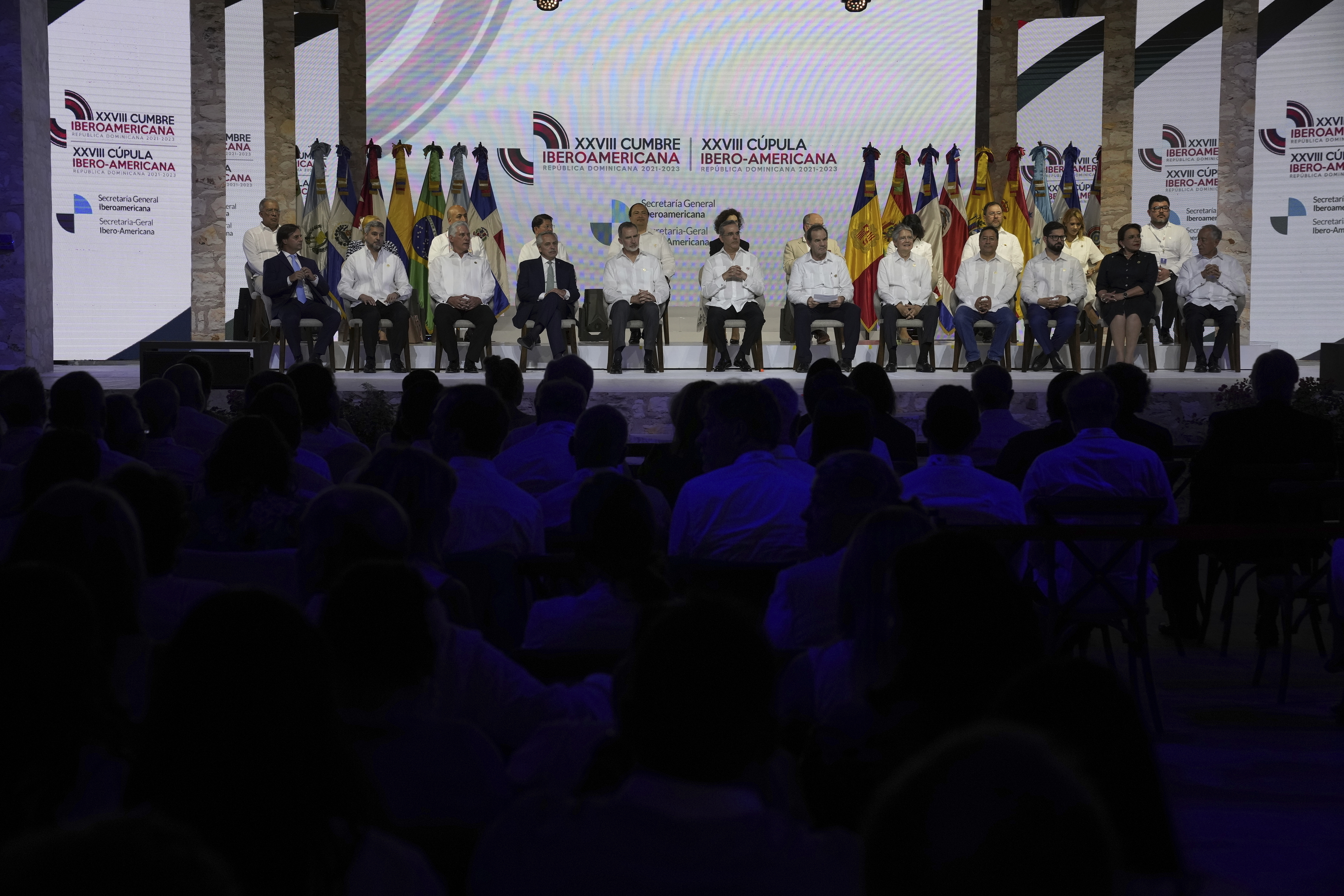 Presidentes, jefes de gobierno y representantes participan en la inauguración de la 28va Cumbre Iberoamericana, en Santo Domingo, República Dominicana, el viernes 24 de marzo de 2023. (Foto AP/Ariana Cubillos)