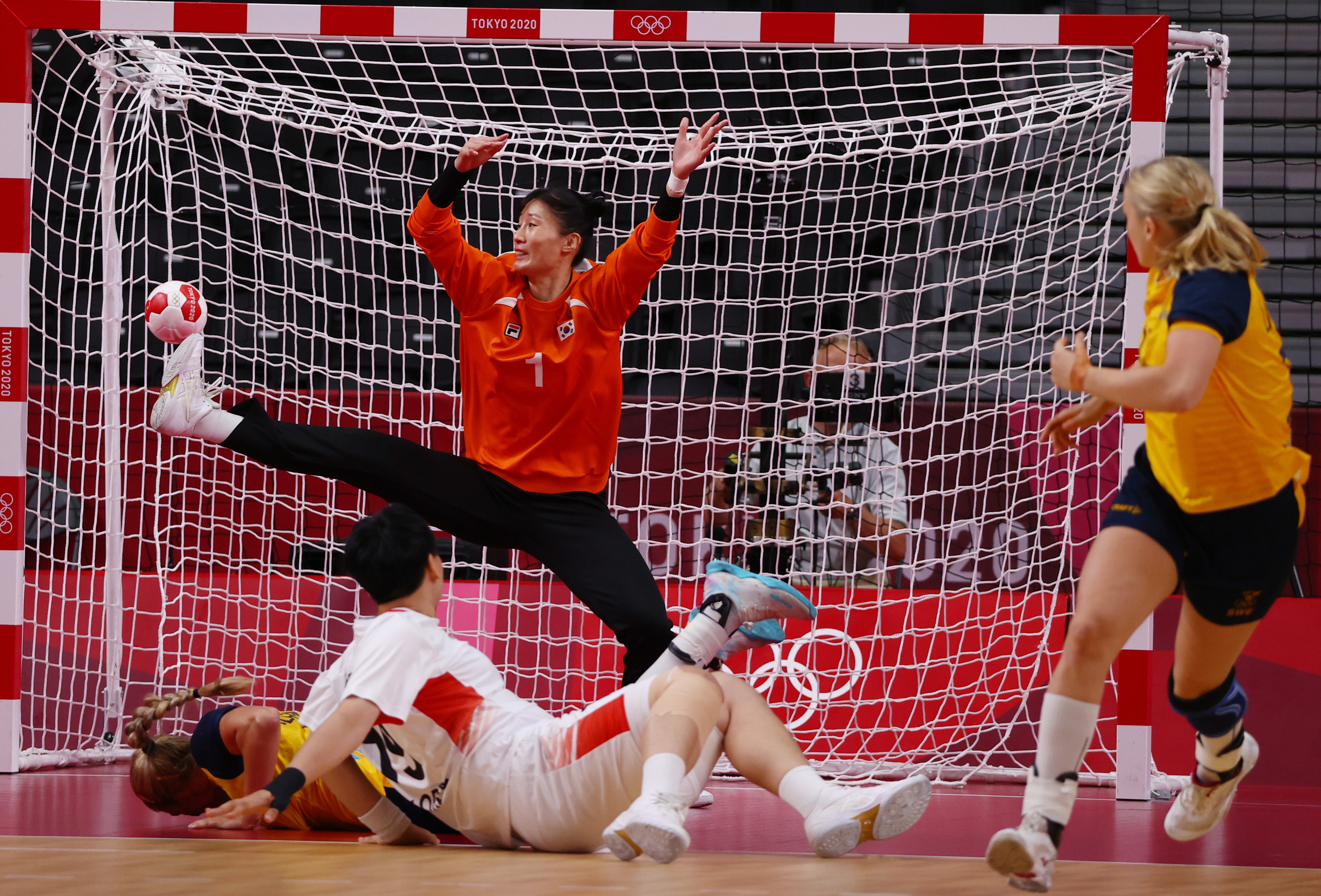 Ju Hui de Corea del Sur disputando los cuartos de final del torneo femenino de balonmano contra el equipo de Suecia. 