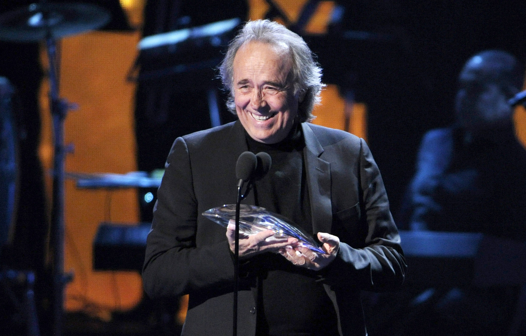Joan Manuel Serrat recibe el premio a la Persona del Año en la 15a entrega anual del Latin Grammy en el MGM Grand Garden Arena el 20 de noviembre de 2014 en Las Vegas. Serrat anunció su última gira de conciertos para 2022. (Foto Chris Pizzello/Invision/AP)