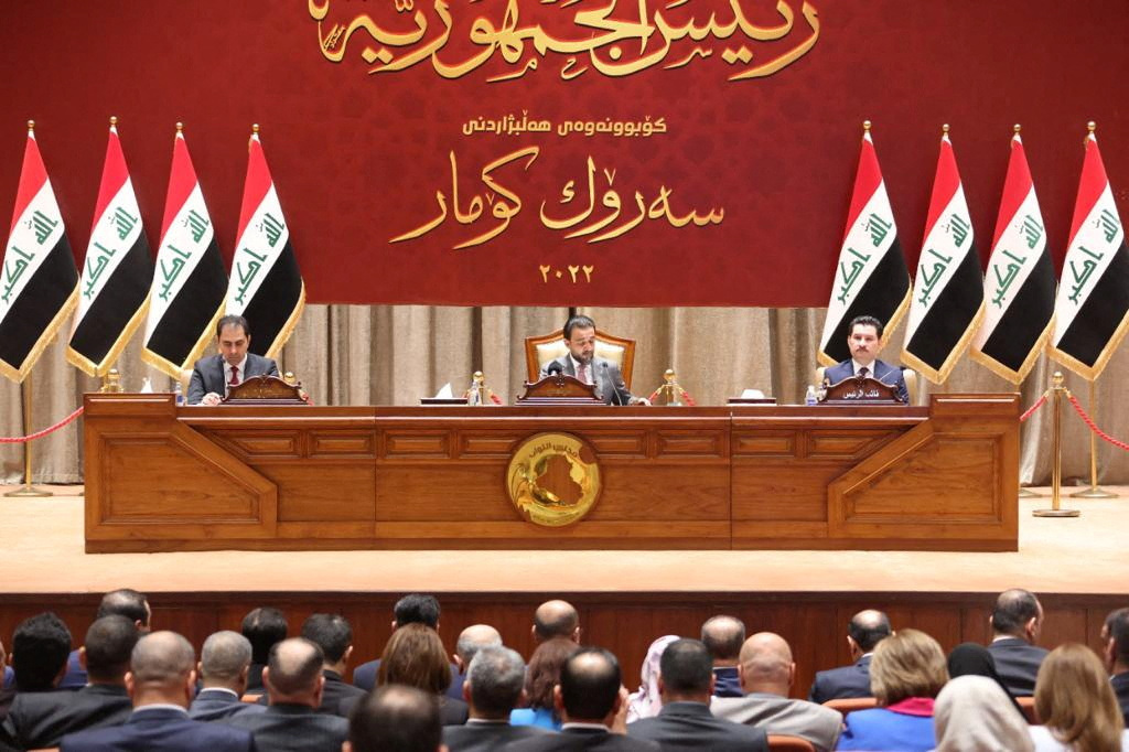 Legisladores iraquíes asisten a una sesión parlamentaria para votar al nuevo presidente del Estado en Bagdad (Iraqi Parliament Media Office/Handout via REUTERS)
