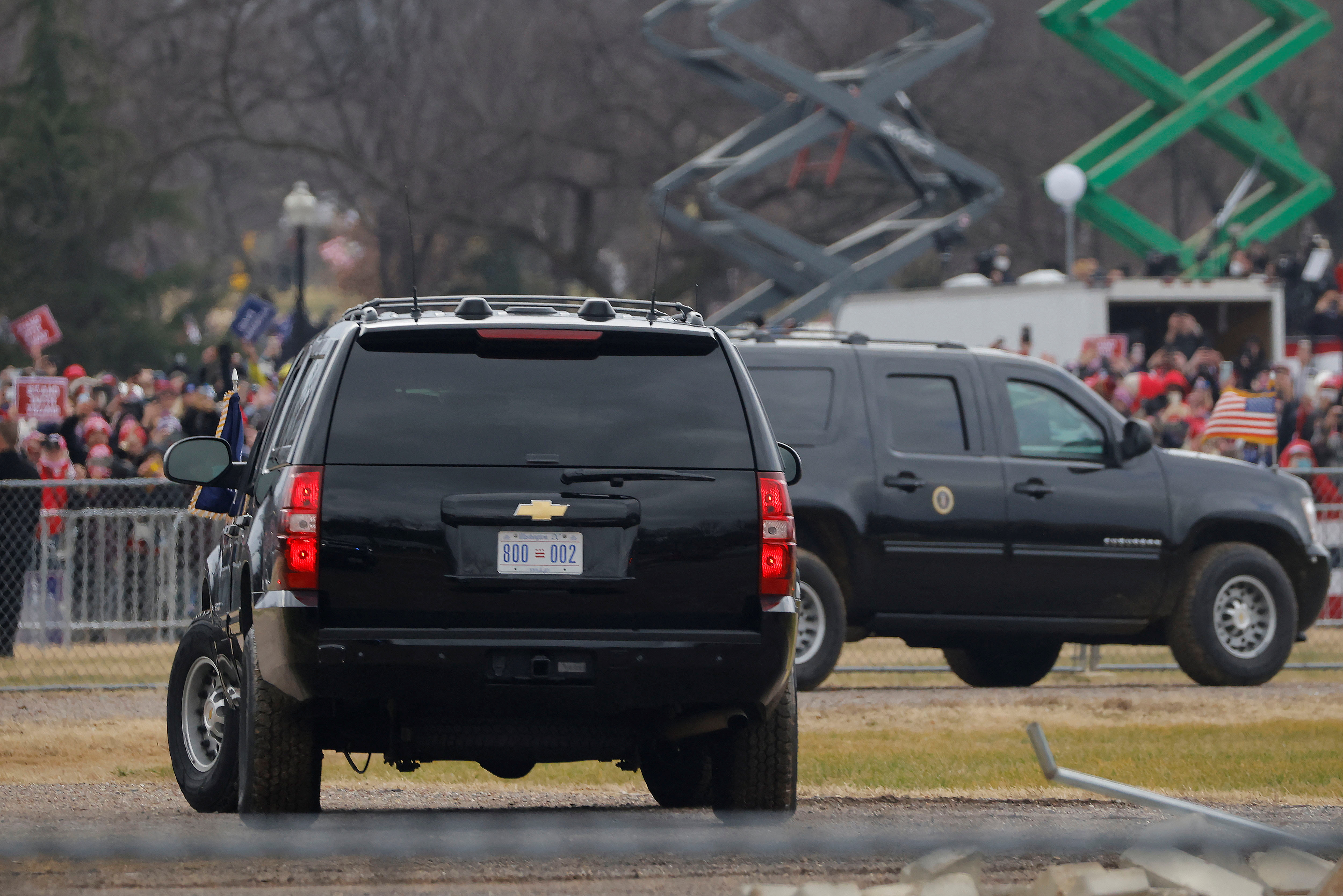 Los vehículos presidenciales que transportaban al presidente de los Estados Unidos, Donald Trump, llegan a un mitin organizado en la elipse de la Casa Blanca para impugnar la certificación de los resultados de las elecciones presidenciales de los Estados Unidos de 2020 por parte del Congreso de los Estados Unidos en Washington, Estados Unidos, el 6 de enero de 2021. REUTERS/Carlos Barria