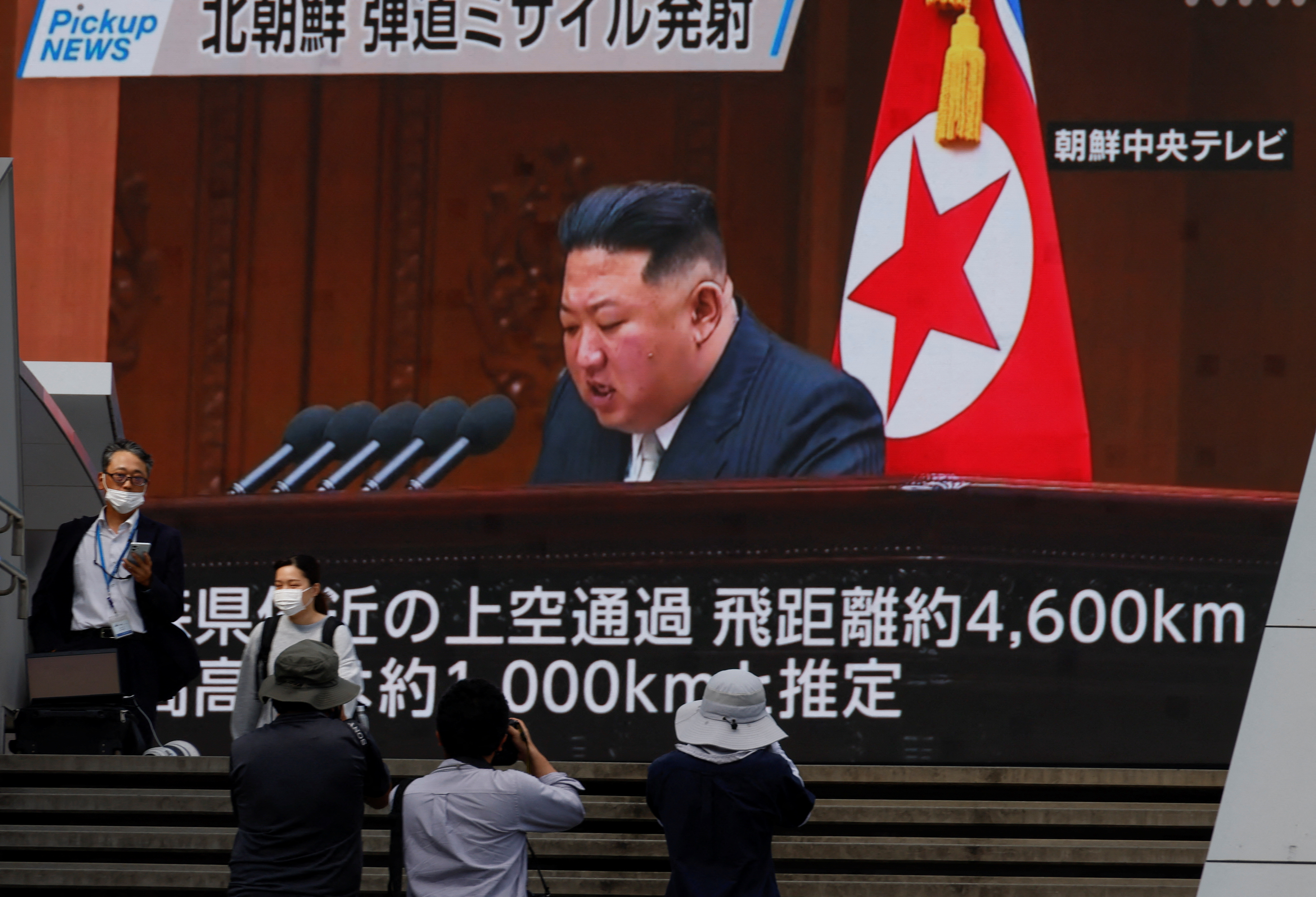 La dictadura de Kim Jong-un lanzó un misil balístico que sobrevoló territorio japonés (REUTERS/Issei Kato)