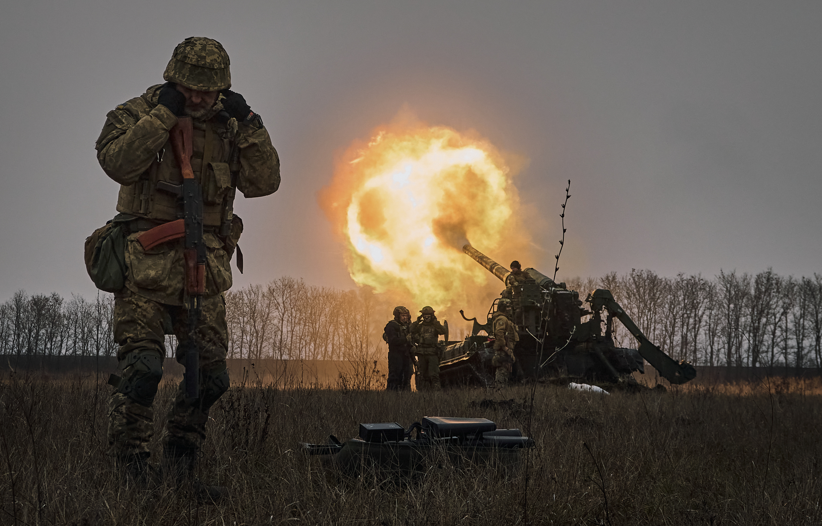 Soldados ucranianos disparan un sistema de artillería Pion hacia posiciones rusas cerca de Bakhmut, en la región de Donetsk (AP Foto/LIBKOS)