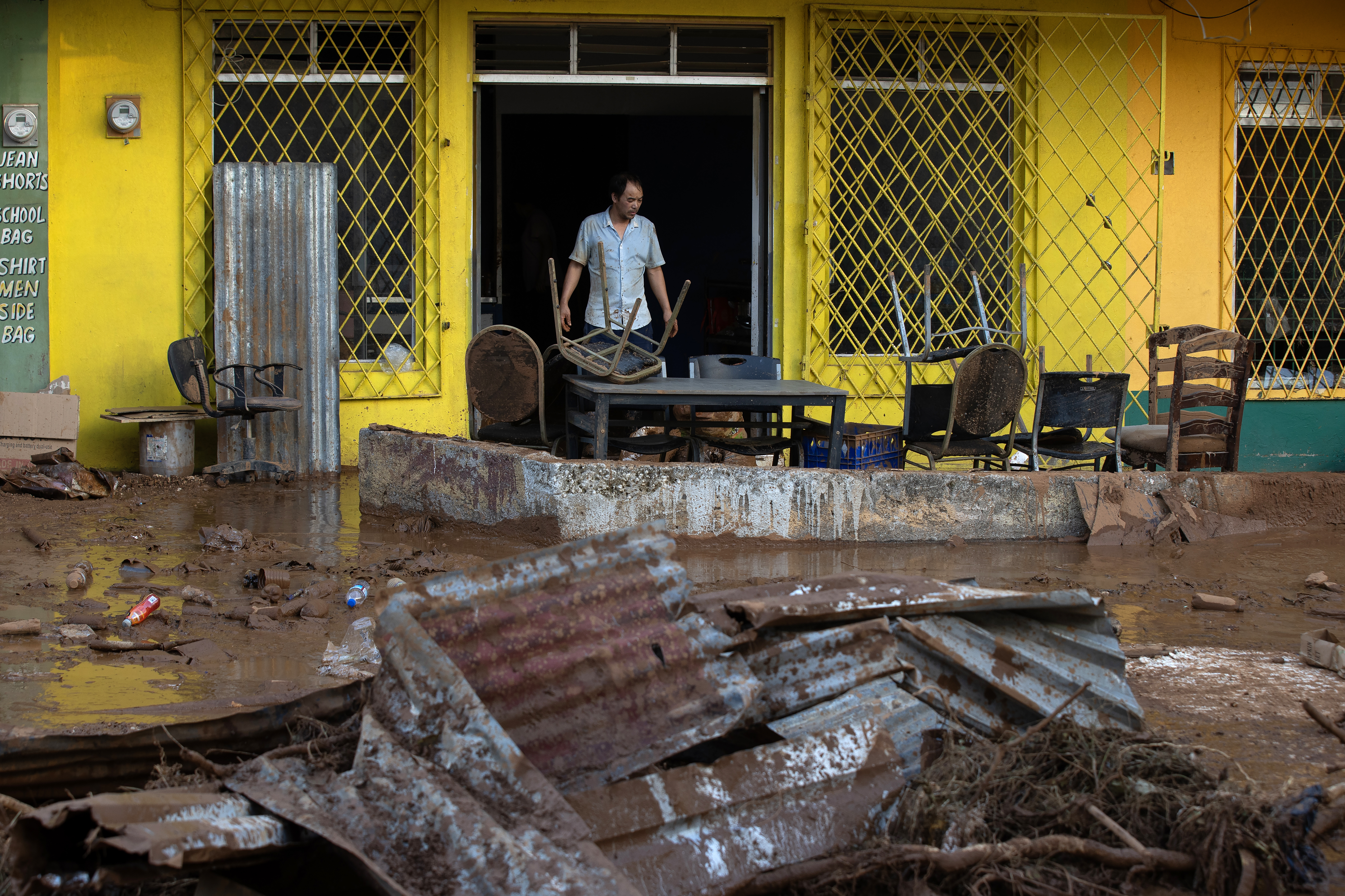 La oferta de dólares seguirá limitada pese a la menor presión cambiaria tras las elecciones