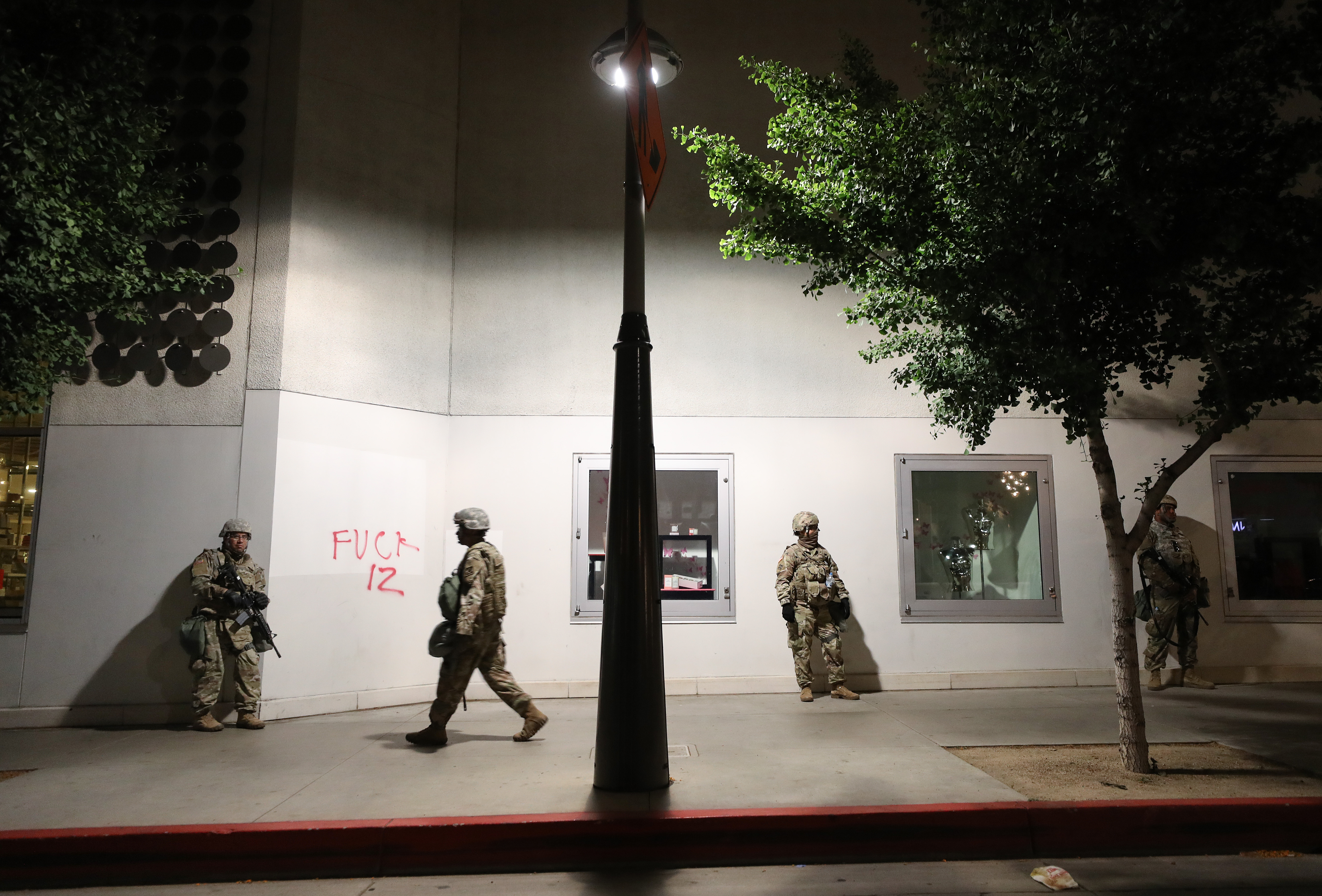 Oficiales de la Guardia Nacional frente a una tienda de Bloomingdale saqueada en Santa Monica, California, este domingo. El Gobierno de Estados Unidos tiene una lista de organizaciones internacionales y países a los que considera como terroristas, pero no existe un estatuto de terrorismo interno. (Mario Tama/Getty Images/AFP)