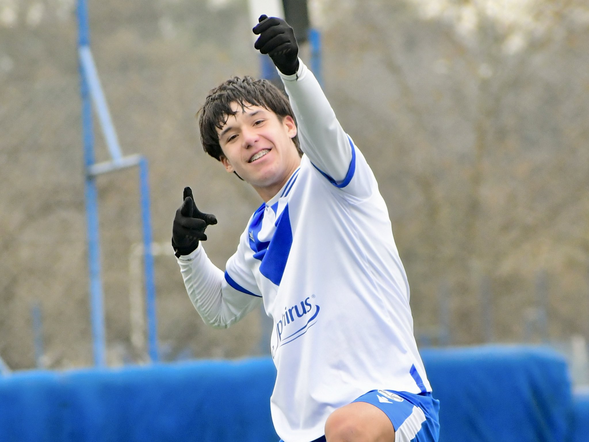 Nació en Nueva Zelanda, llegó a Argentina sin hablar español, eligió Vélez por sobre River y Boca y fue citado a la Selección: "Mi ídolo es Messi"