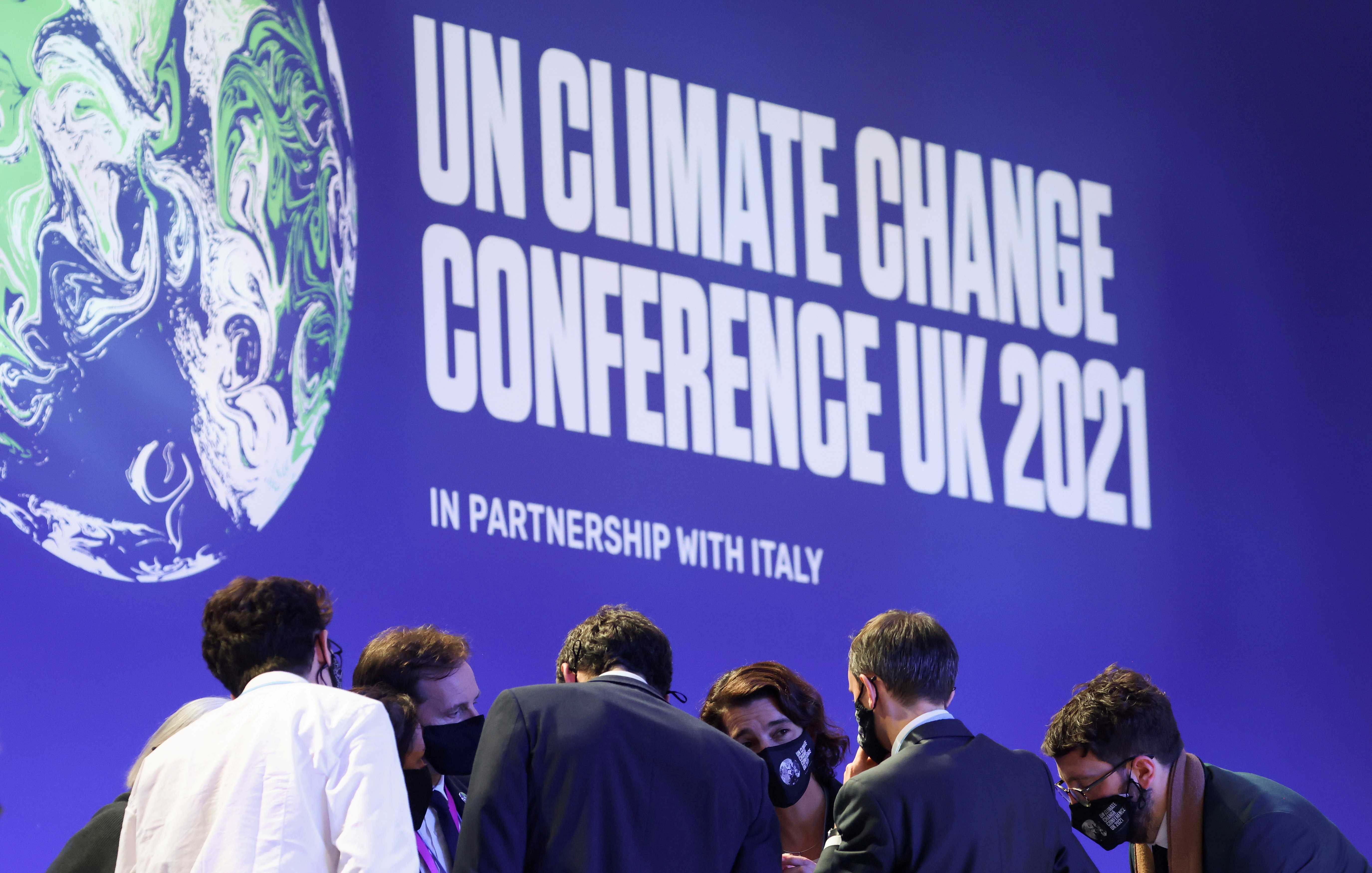 Los 196 gobiernos que son parte de la convención climática firmaron el Pacto Climático de Glasgow, que exige una reducción del 45% en las emisiones globales de dióxido de carbono para 2030, en comparación con los niveles de 2010 (REUTERS)