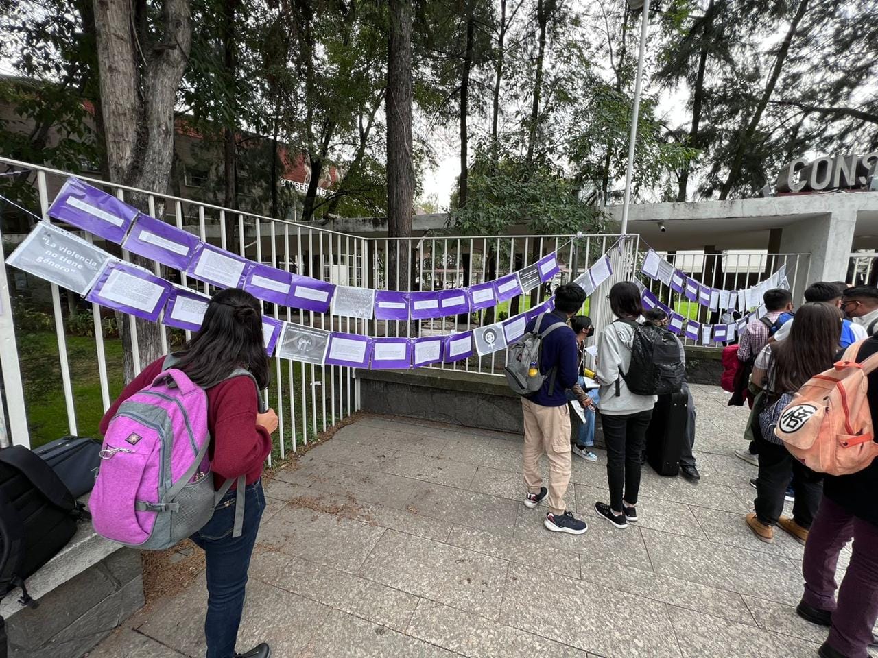 Tendedero de denuncias por acoso y hostigamiento sexual en el Conservatorio de Música.
(Foto: Twitter)