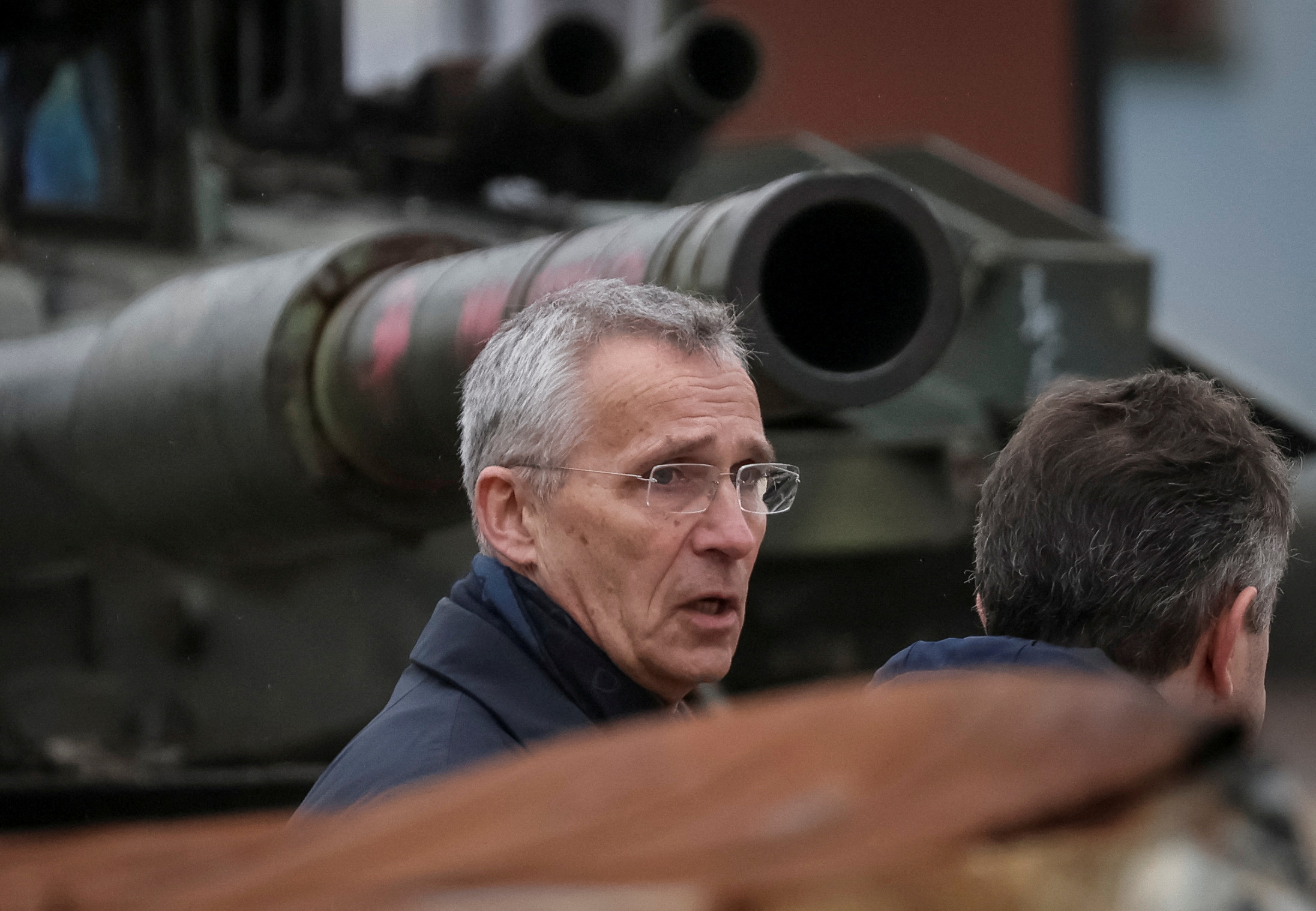 El secretario general de la OTAN, Jens Stoltenberg, visita una exposición que muestra vehículos militares rusos destruidos, en medio del ataque de Rusia a Ucrania, en el centro de Kiev, Ucrania, el 20 de abril de 2023. REUTERS/Gleb Garanich