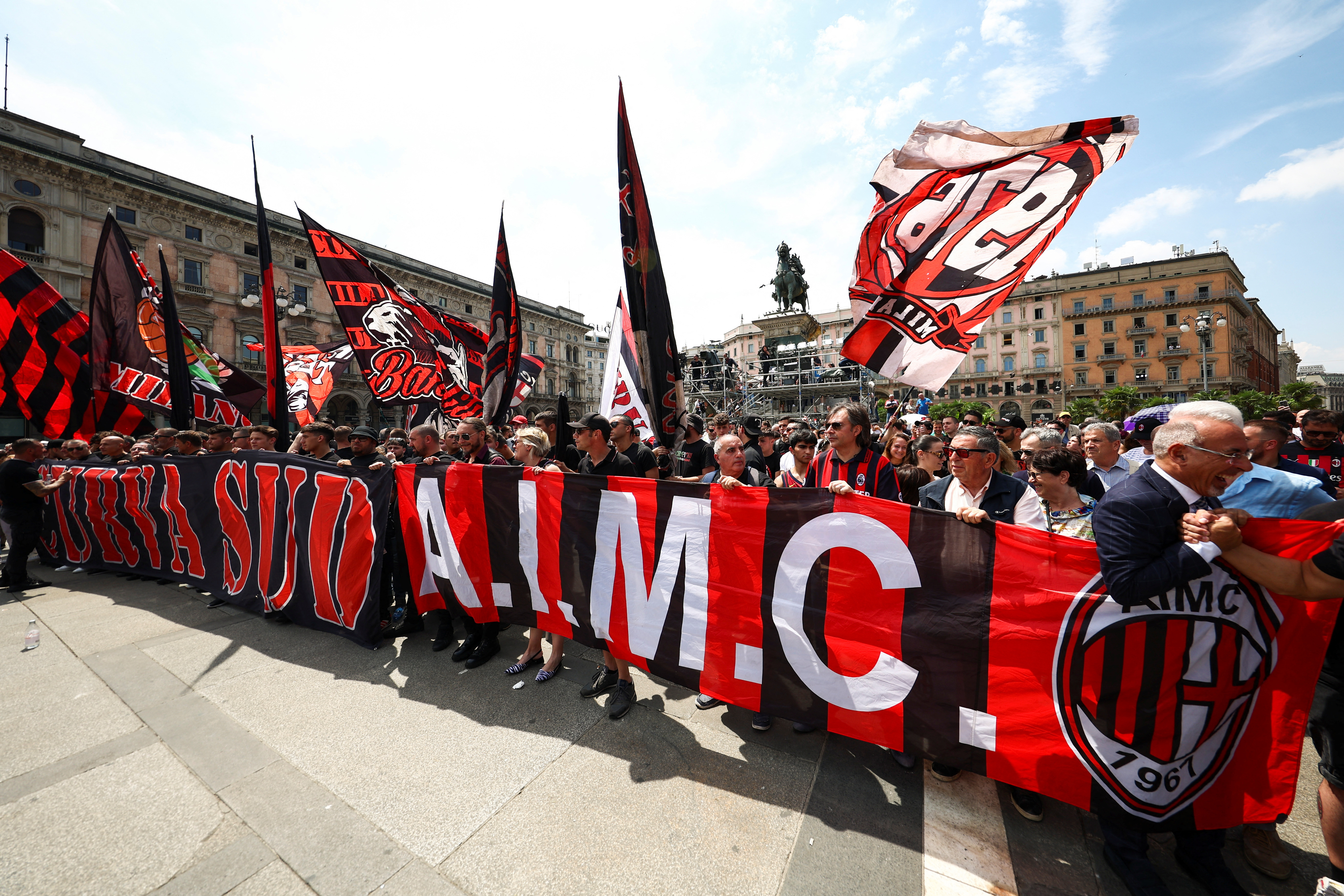 Los hinchas del Milan frente al Duomo (REUTERS/Guglielmo Mangiapane)