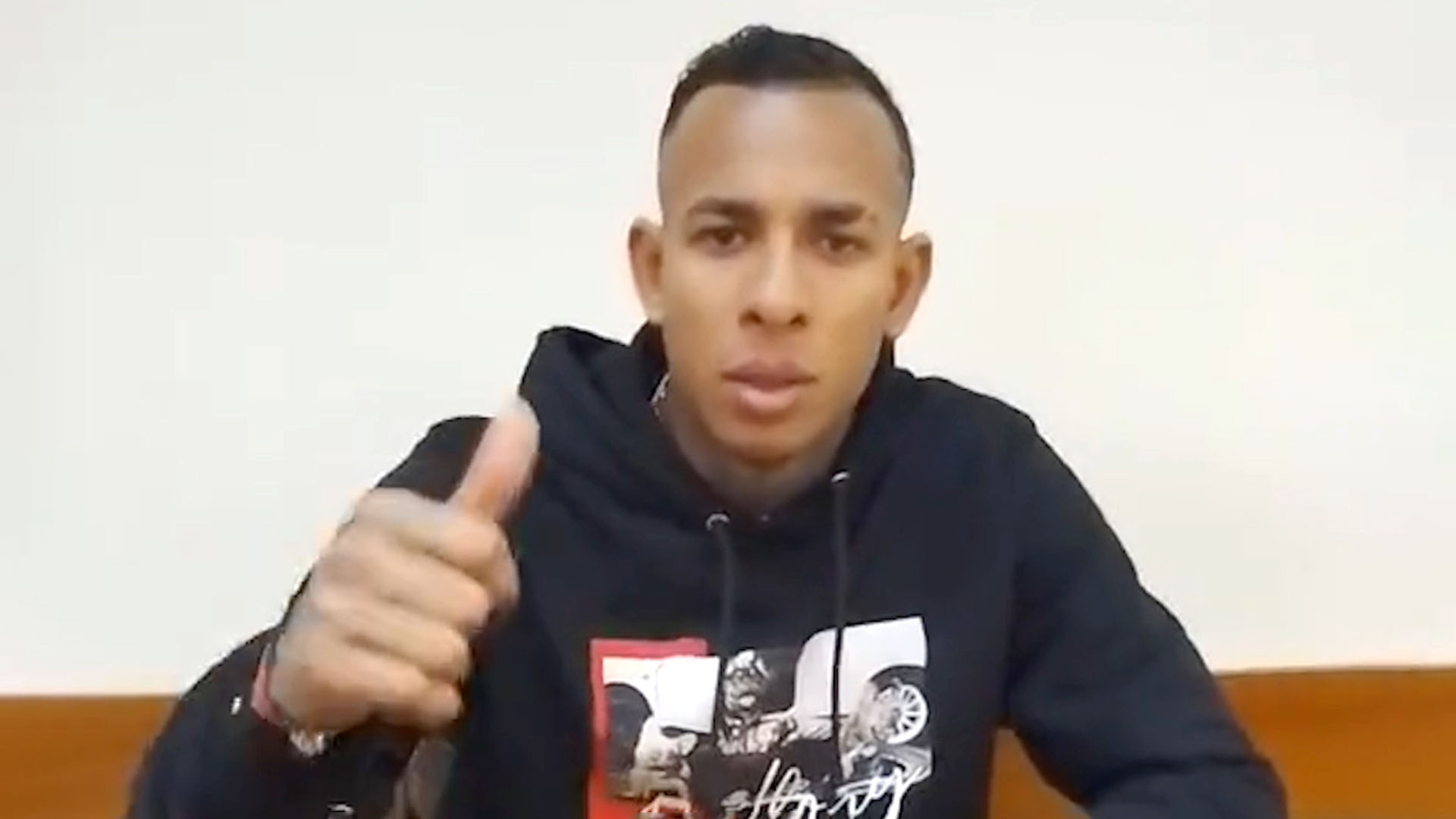 Insólita actitud de Sebastián Villa: grabó un video con saludos para un equipo de fútbol durante el juicio por violencia de género