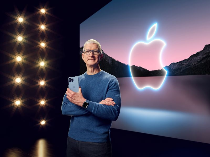 "Lo que esperamos para el trimestre de marzo es un sólido crecimiento de los ingresos año tras año", dijo el CEO de Apple, Tim Cook REUTERS.