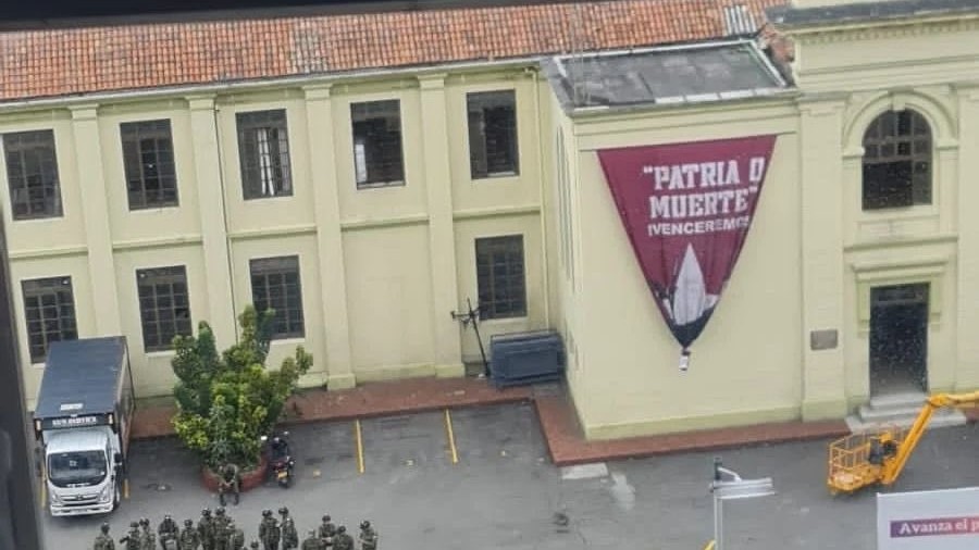 Apareció una bandera con la imagen de Fidel Castro en antiguo edificio del Ejército en Bogotá: esta es la razón