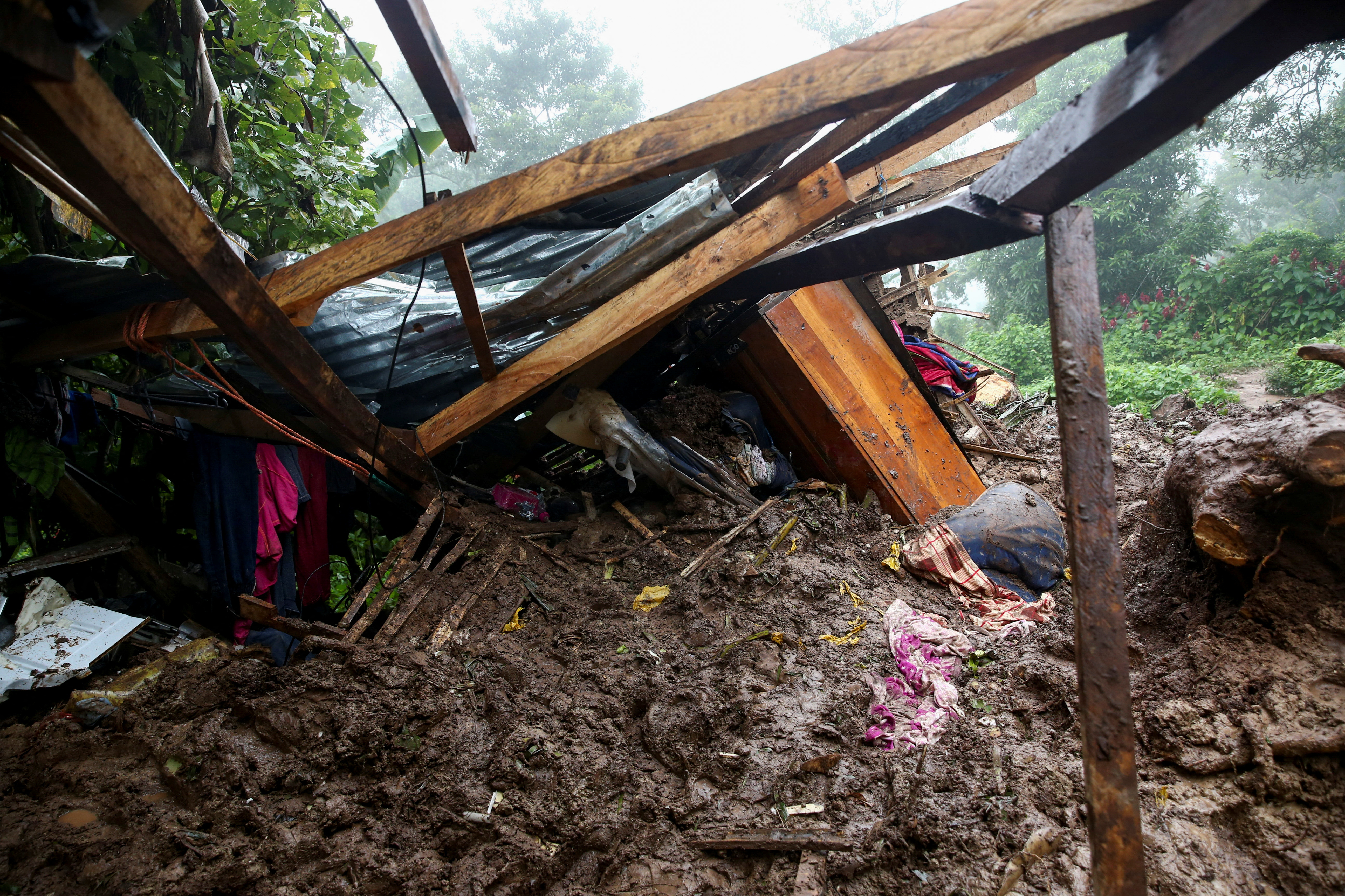 Así quedó una casa destruida por el alud de tierra en Huizúcar (REUTERS/Jose Cabezas)