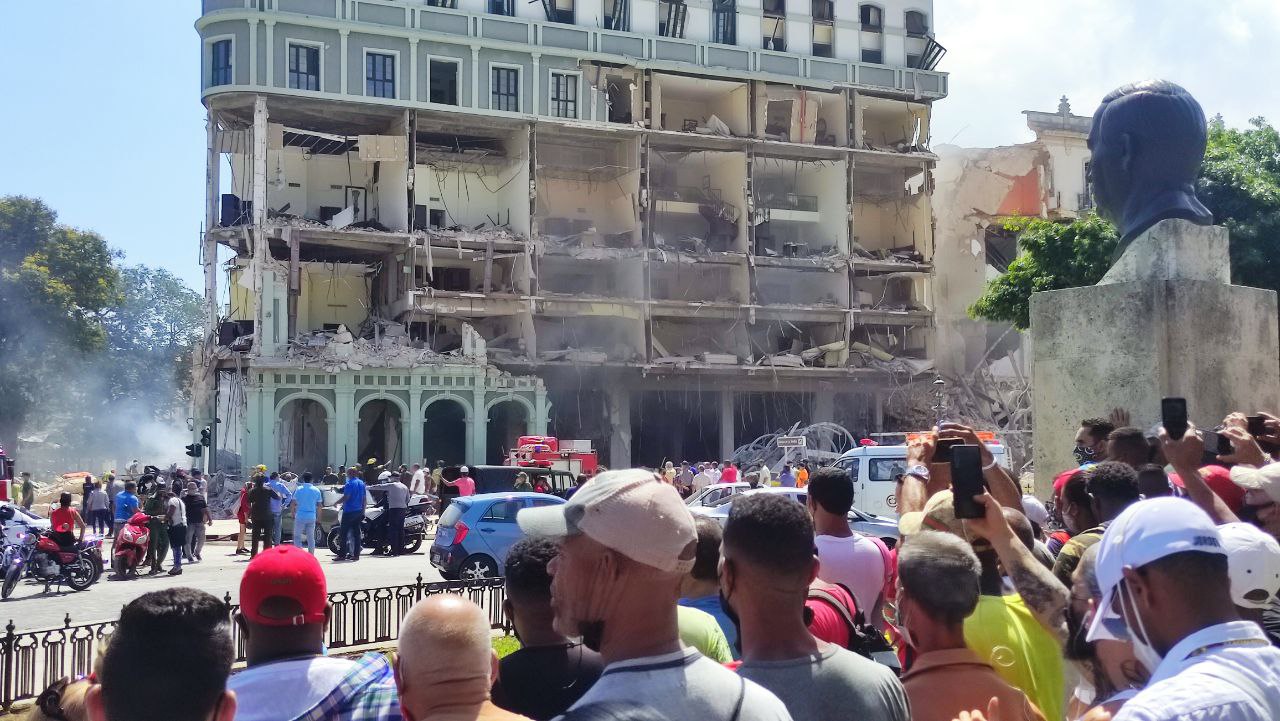 Una explosión destruyó el hotel Saratoga en La Habana (@14ymedio)