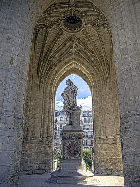 Una estatua del matemático y físico francés Blaise Pascal se encuentra dentro de la estructura del arco, construida para conmemorar sus experimentos sobre la presión atmosférica que se llevaron a cabo en este sitio