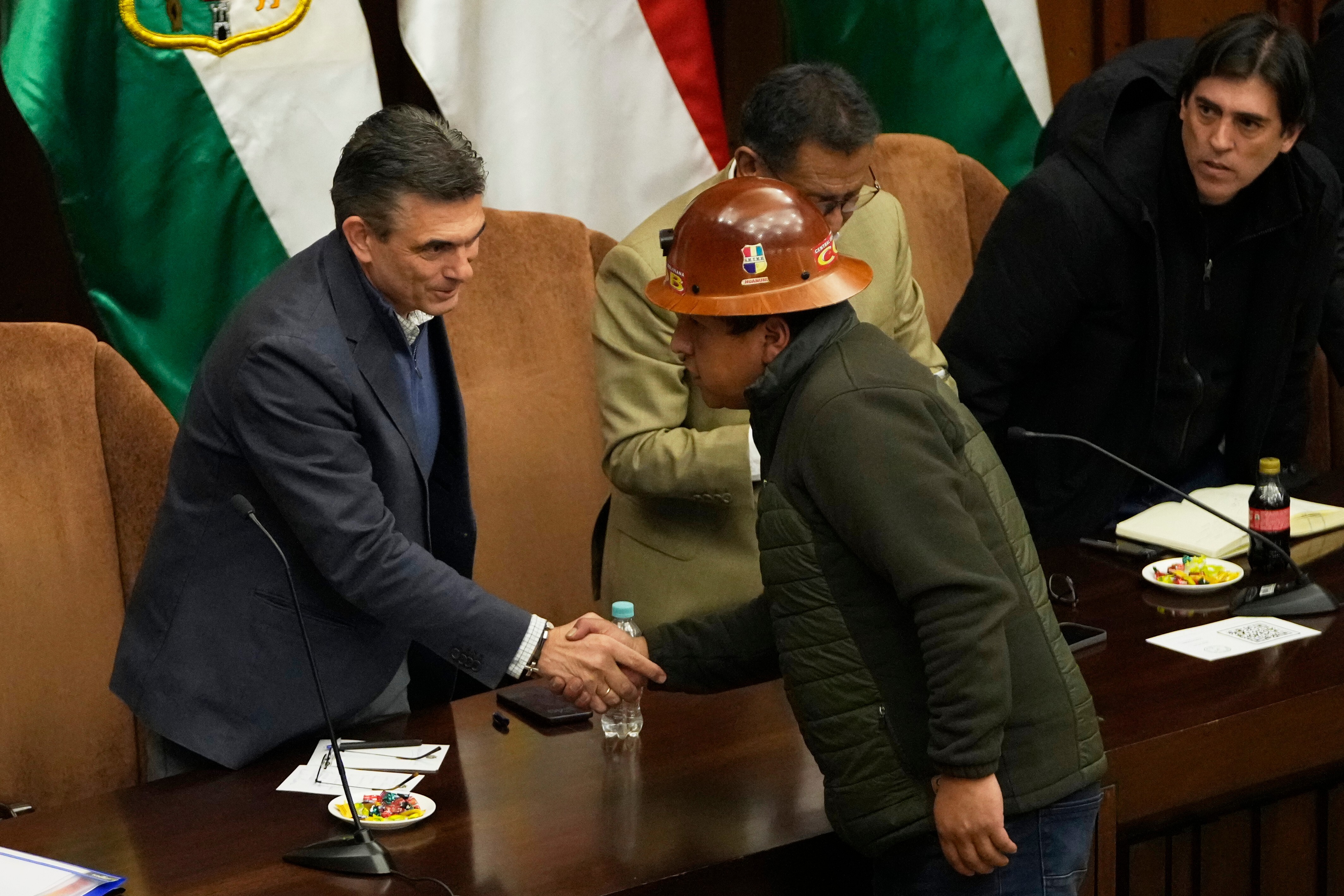 El Gobierno de Bolivia y la central sindical llegaron a acuerdo tras m&aacute;s de siete semanas de crisis por los bloqueos