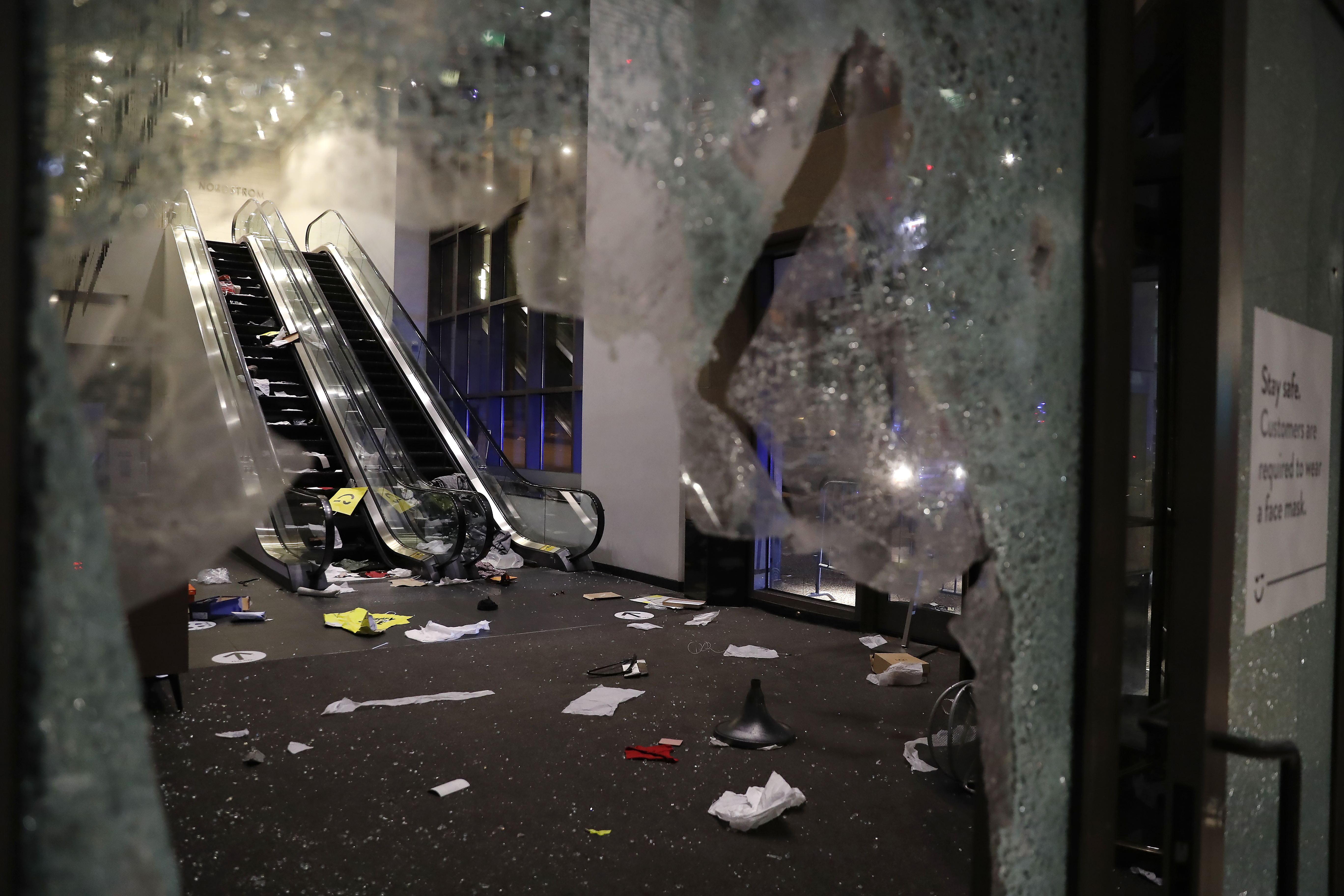 El diario The Chicago Tribune informó de que los saqueos comenzaron poco después de la medianoche, cuando grupos de manifestantes destrozaron vidrieras en la Avenida Michigan, entraron a las tiendas y empezaron a llevarse bolsas llenas de mercancías