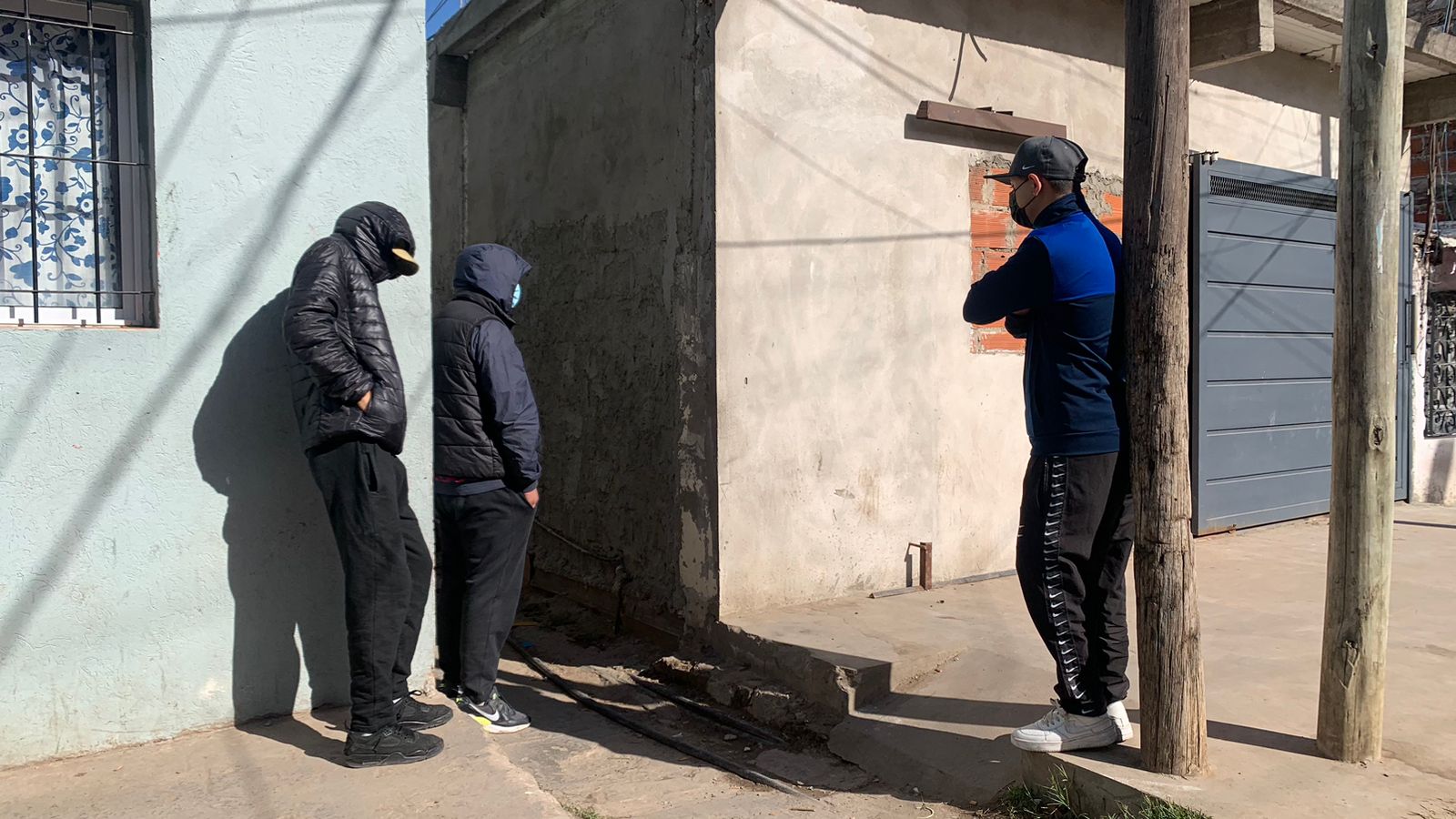 Cómo funciona la guardia urbana villera de Las Antenas, el barrio que resiste la llegada de un capo narco con armas y vigilias vecinales