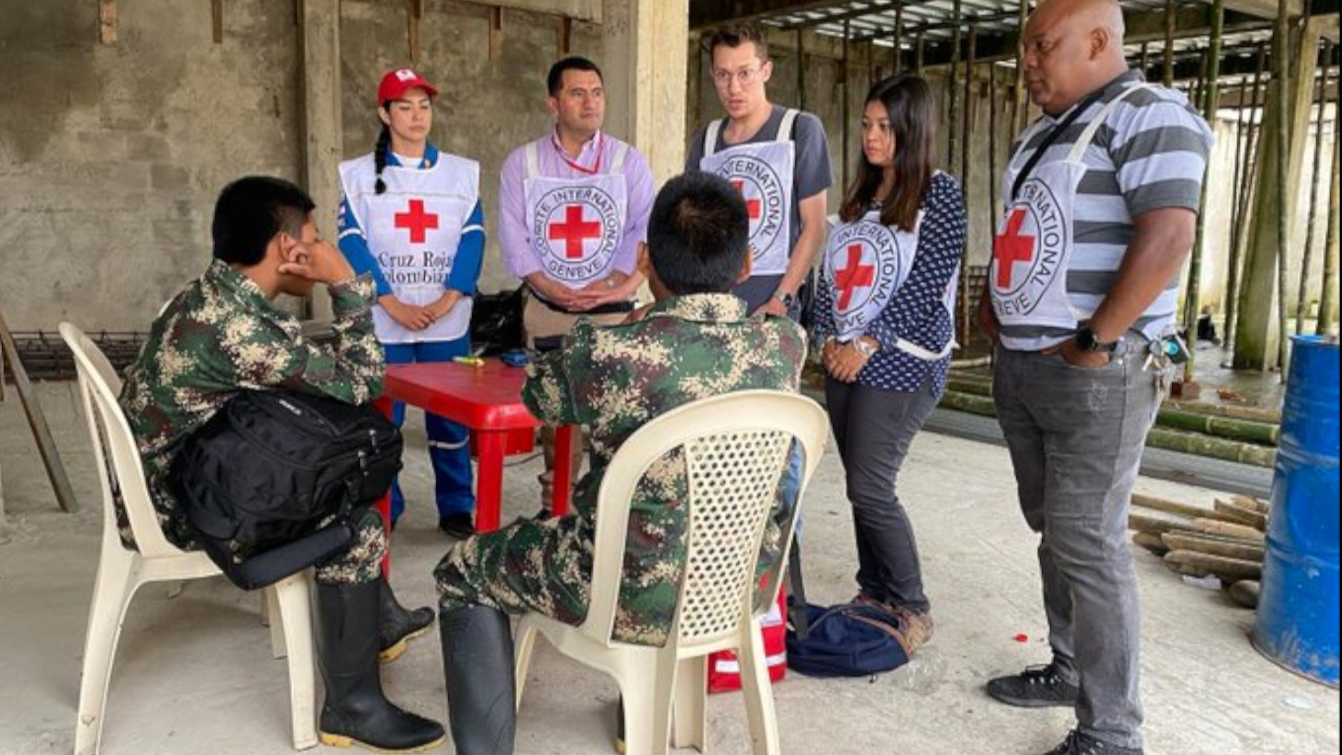 Miembros del Comité Internacional de la Cruz Roja (CICR) sirvieron de garantes para la liberación de dos secuestrados que estaban en poder de la Segunda Marquetalia. (CICR)
