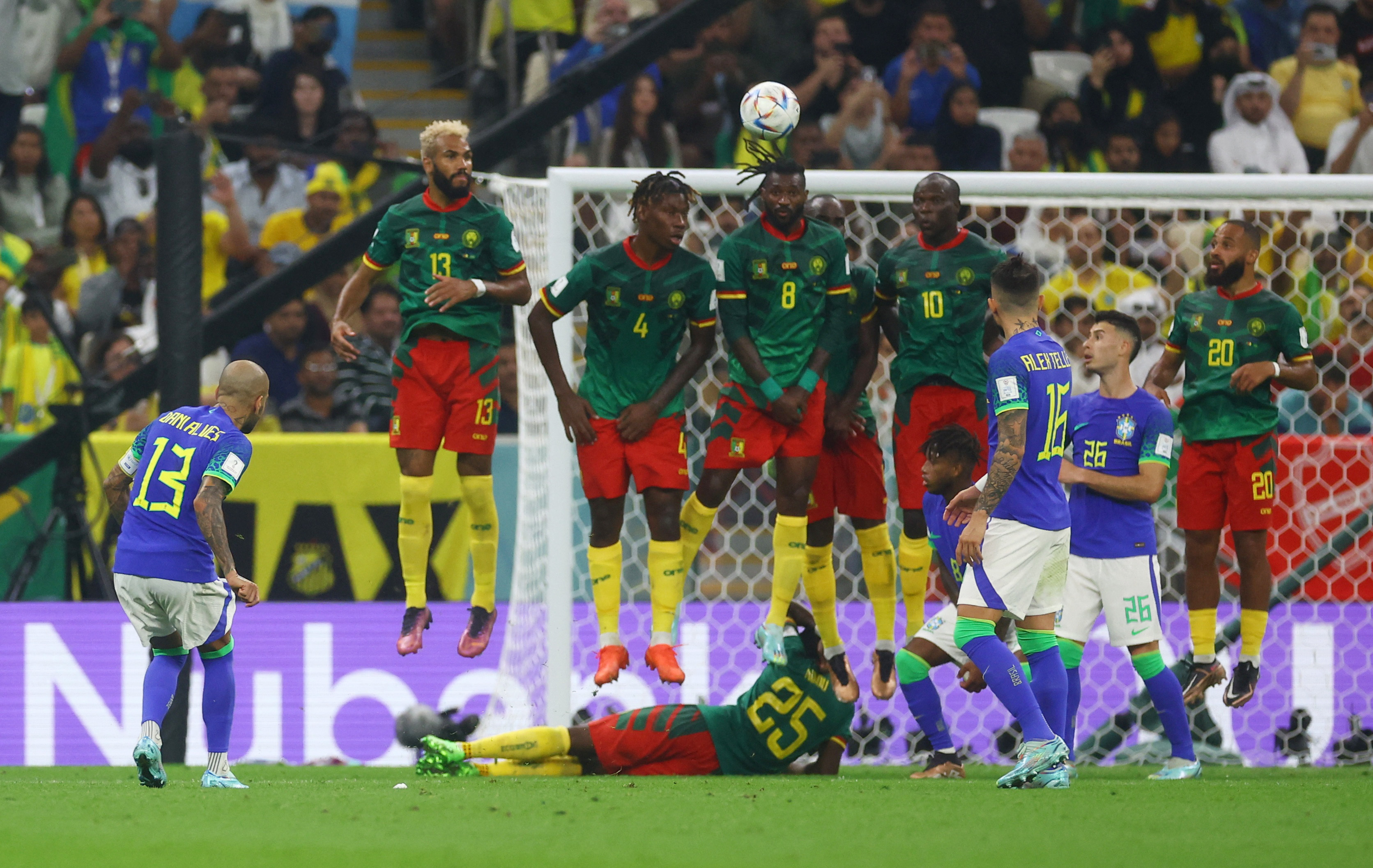 Dani Alves patea el tiro libre para Brasil que se fue por encima del travesaño (REUTERS/Paul Childs)