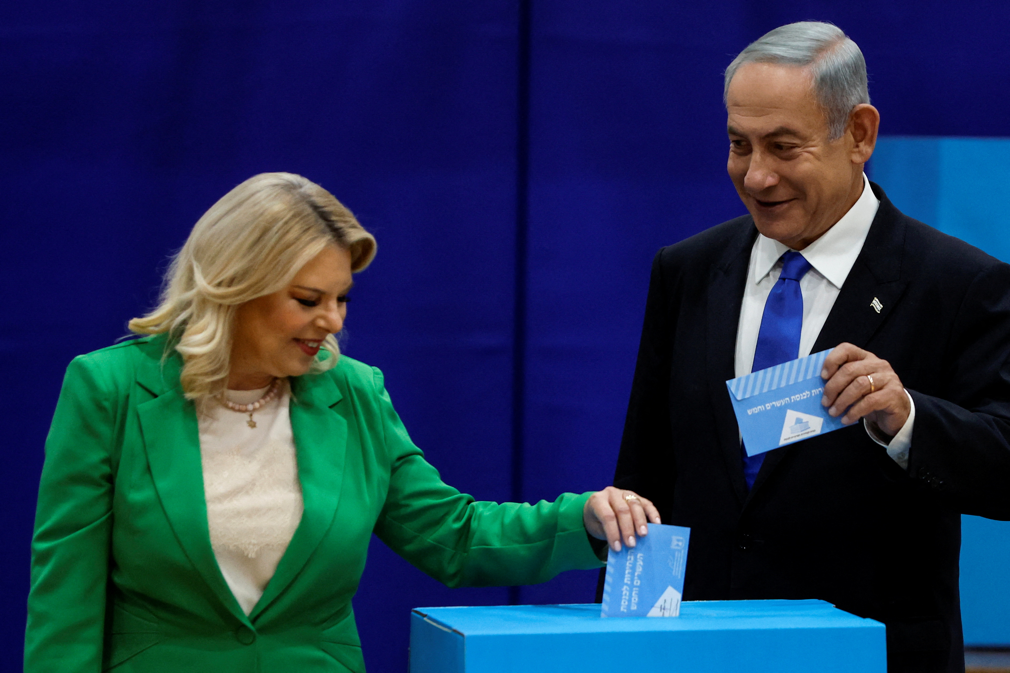 El ex primer ministro israelí Benjamín Netanyahu junto a su esposa Sara mientras emiten su voto el día de las elecciones generales de Israel en un colegio electoral en Jerusalén el 1 de noviembre de 2022. REUTERS/Ammar Awad