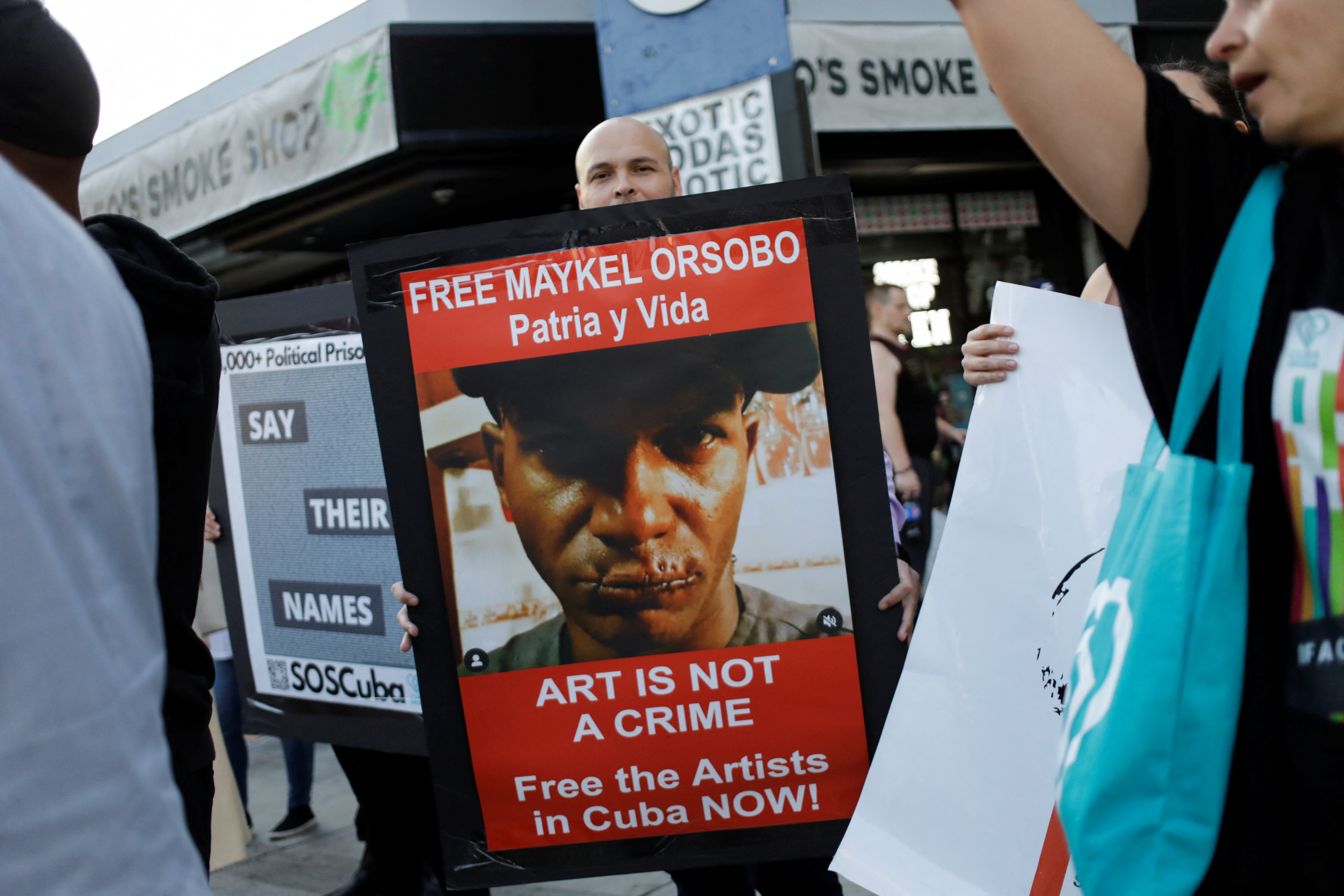 Un cartel con la cara de Maykel Osorbo en uan protesta en Los Angeles (REUTERS/Daniel Becerril)