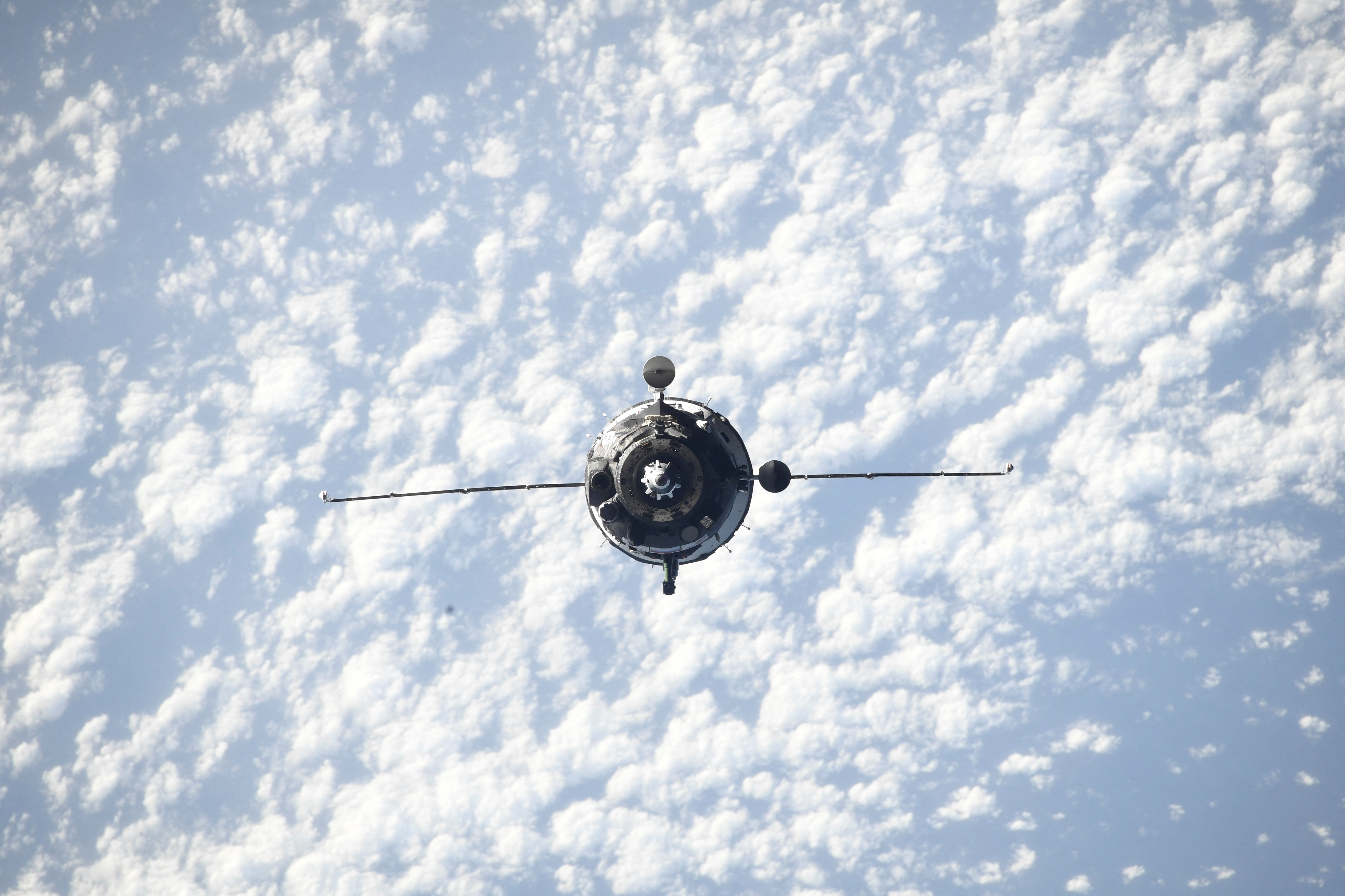 La nave espacial Soyuz MS-21 que transporta a los cosmonautas rusos Oleg Artemyev, Denis Matveev y Sergey Korsakov es vista durante su acoplamiento a la Estación Espacial Internacional (ISS) el 18 de marzo de 2022 (Anton Shkaplerov/Roscosmos/vía REUTERS)