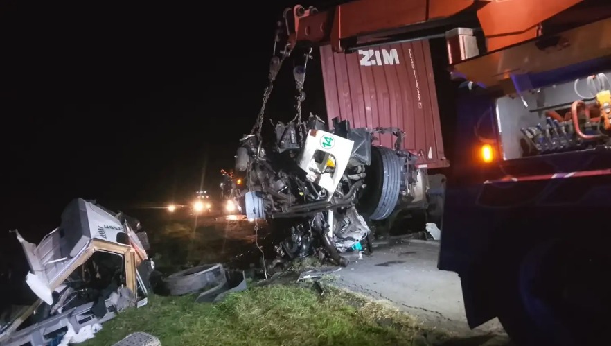 Impactante accidente en Entre R&iacute;os: un cami&oacute;n choc&oacute; a otro de atr&aacute;s en la Ruta 14 y qued&oacute; con la cabina destruida