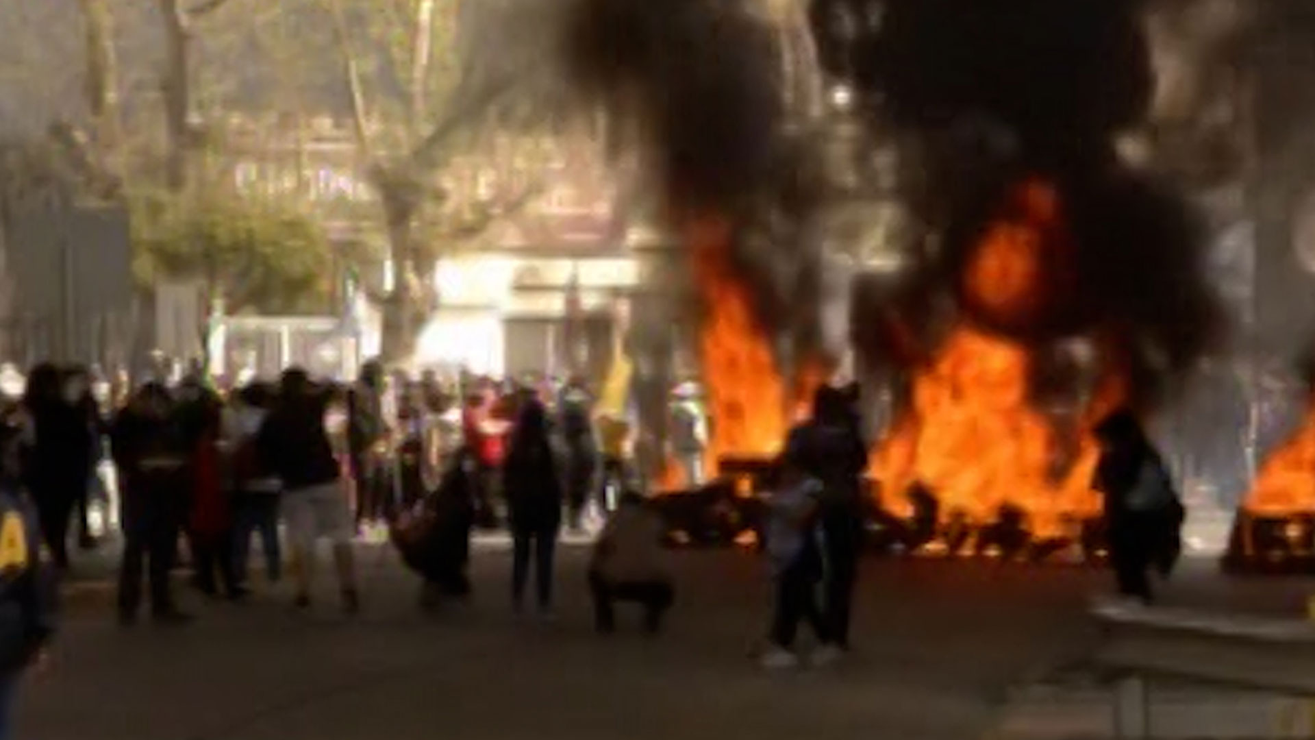 Tras quemar neumáticos en Puente Pueyrredón, manifestantes se concentraron en el ministerio de Desarrollo Social