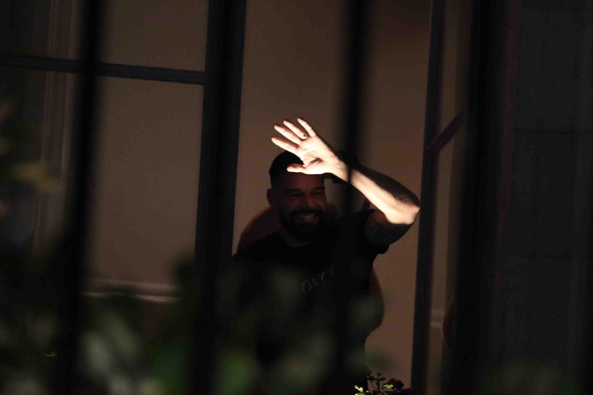 Ricky Martin saludó a sus fanáticos desde el balcón del hotel 