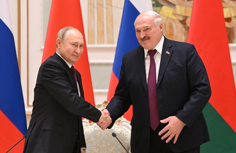 Vladímir Putin estrecha la mano del dictador bielorruso, Alexandr Lukashenko (Reuters)
